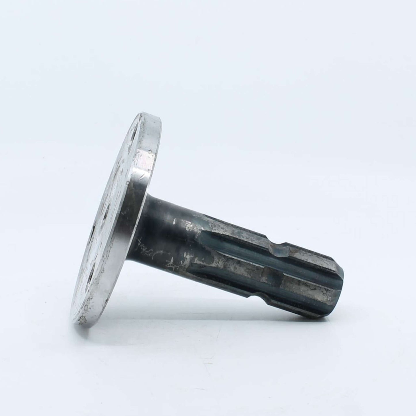 Eje estriado de 1 3/8 pulgadas con plato de fijación de 3 orificios para toma de fuerza de tractores Fiat y New Holland. Referencias originales 5186802 y 5149243.