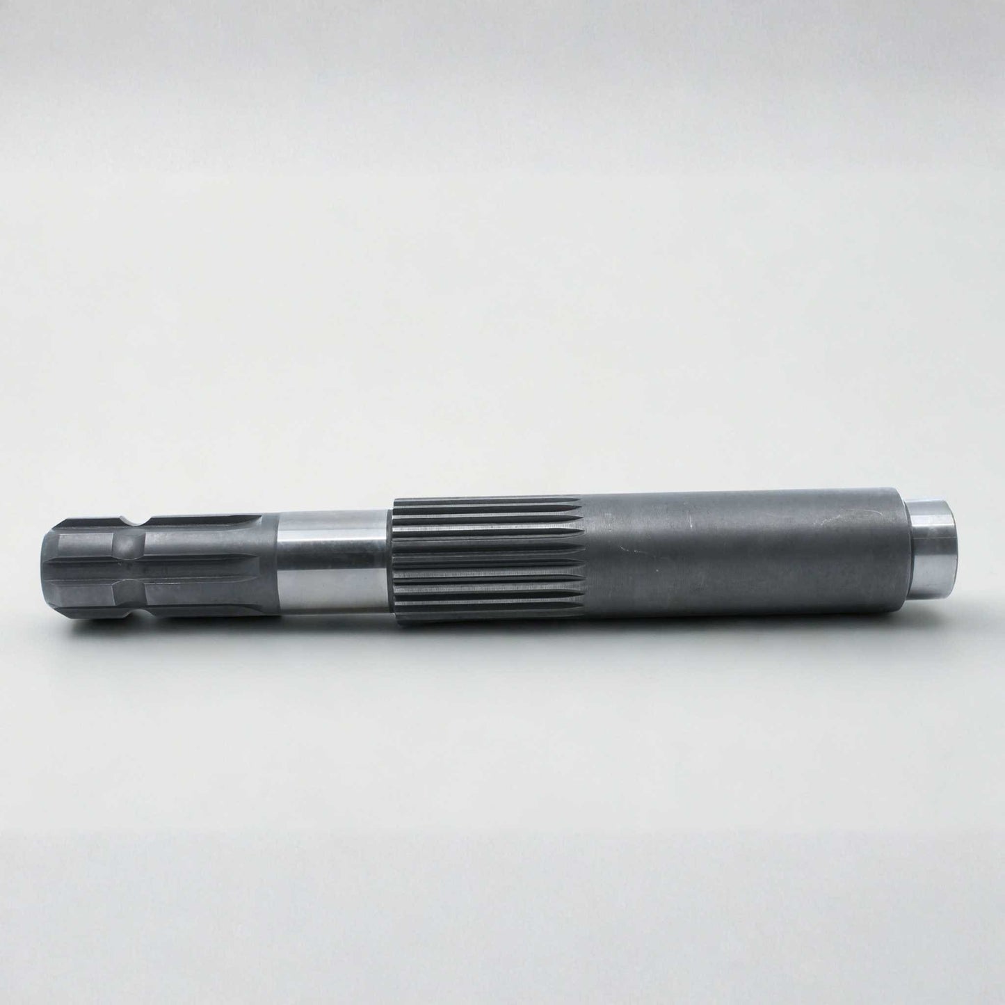 Eje principal original Bondioli & Pavesi para grupo 3150 de desbrozadora. Relación de transmisión 1:1. Repuesto reforzado para transmisiones de gran potencia.