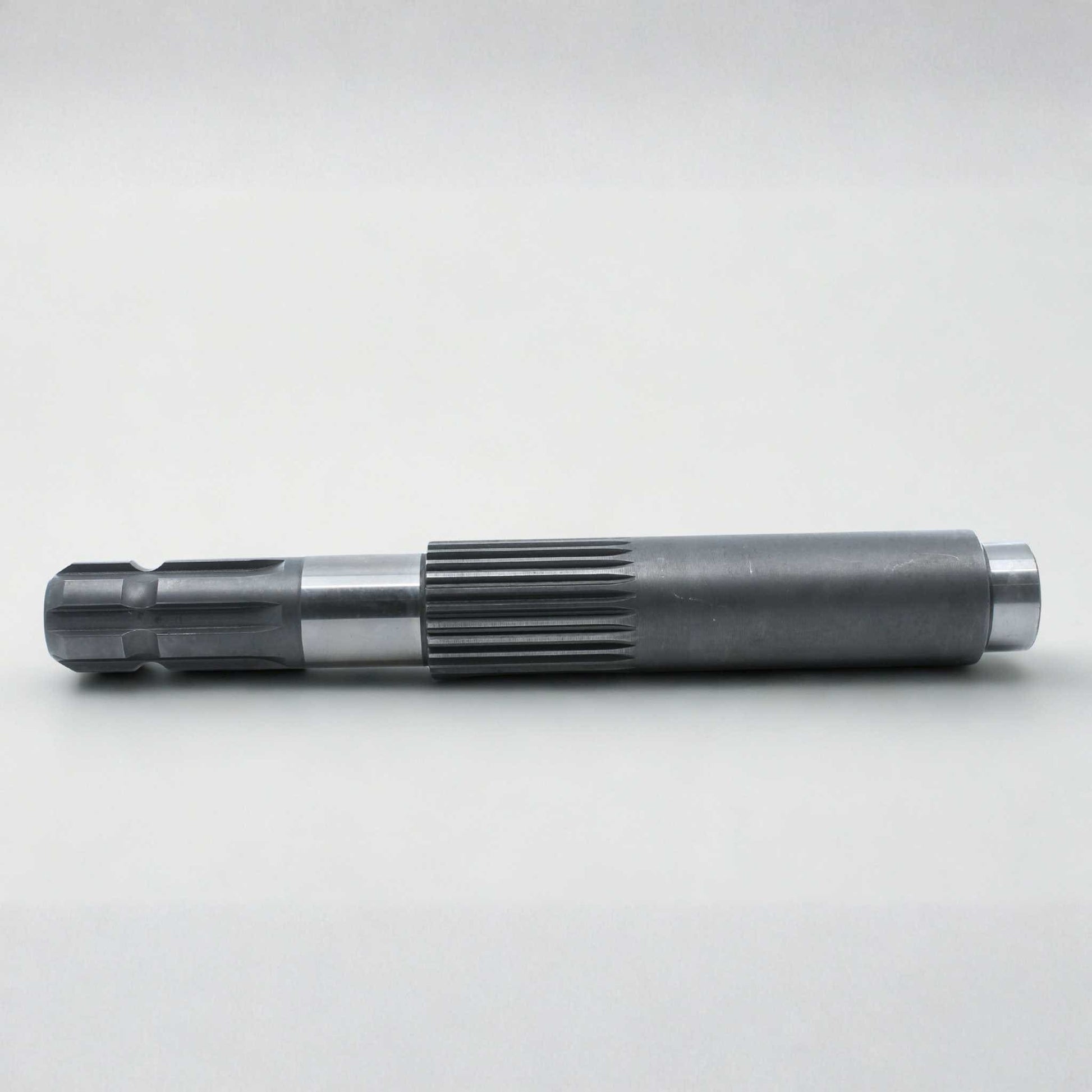 Eje principal original Bondioli & Pavesi para grupo 3150 de desbrozadora. Relación de transmisión 1:1. Repuesto reforzado para transmisiones de gran potencia.