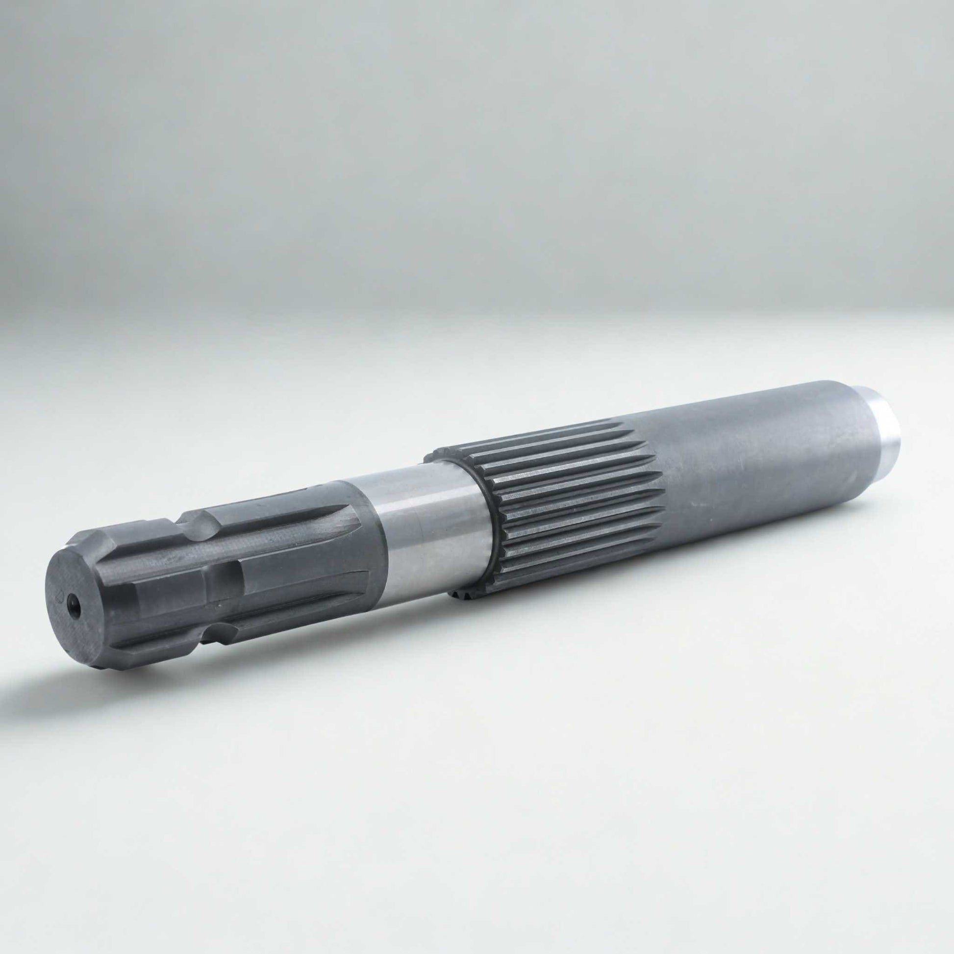 Eje principal original Bondioli & Pavesi para grupo 3150 de desbrozadora. Relación de transmisión 1:1. Repuesto reforzado para transmisiones de gran potencia.