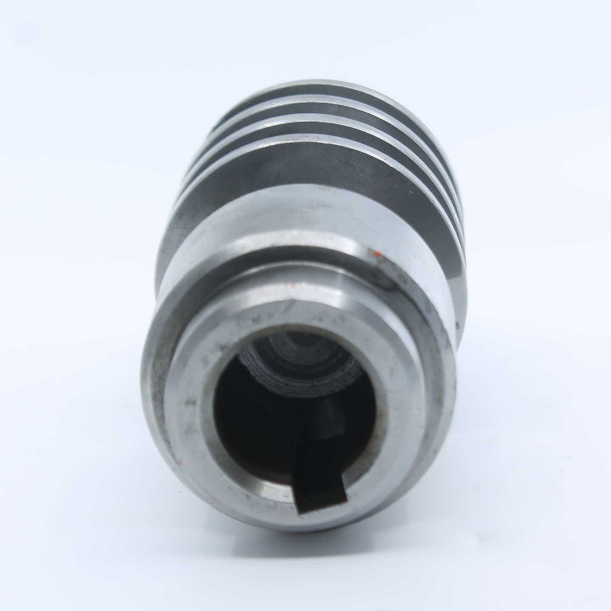 Eje o tornillo sin fin original de Battioni Pagani para el sistema de rotación del cañón de descarga. Repuesto oficial que garantiza un giro preciso y durabilidad ante vibraciones en cisternas.