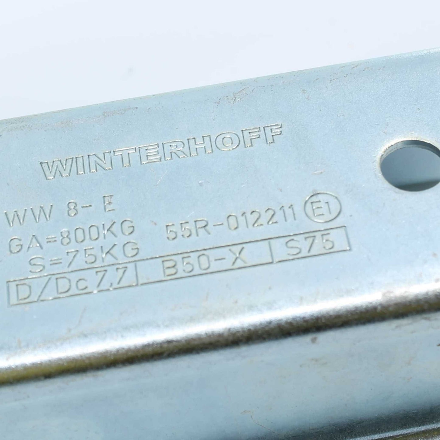 Enganche cuadrado para remolque, con un diámetro de 50 mm y una capacidad de carga de 800 kg.