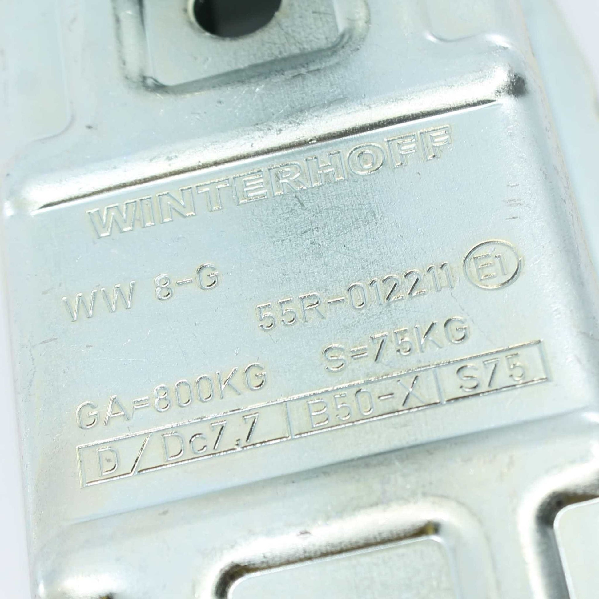 Enganche cuadrado para remolque, con un diámetro de 60 mm y una capacidad de carga de 800 kg.