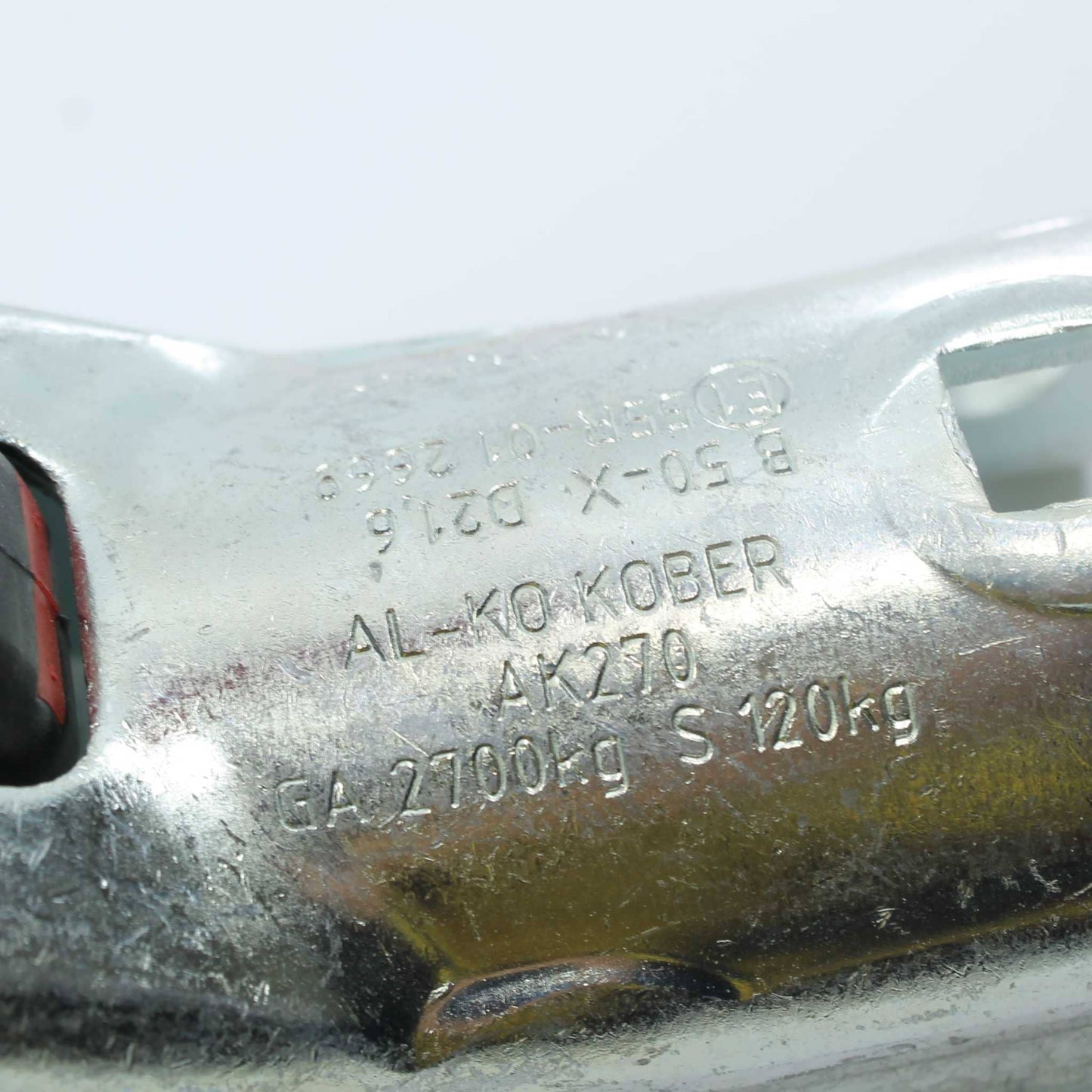 Enganche redondo para remolque, con un diámetro de 50 mm y una capacidad de carga de 2.700 kg.