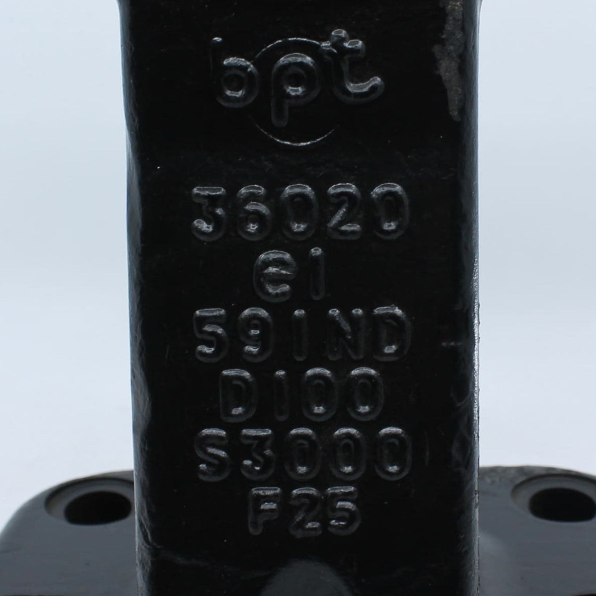 Enganche para remolque de brida con 8 orificios y carga de 3.000 kg.
