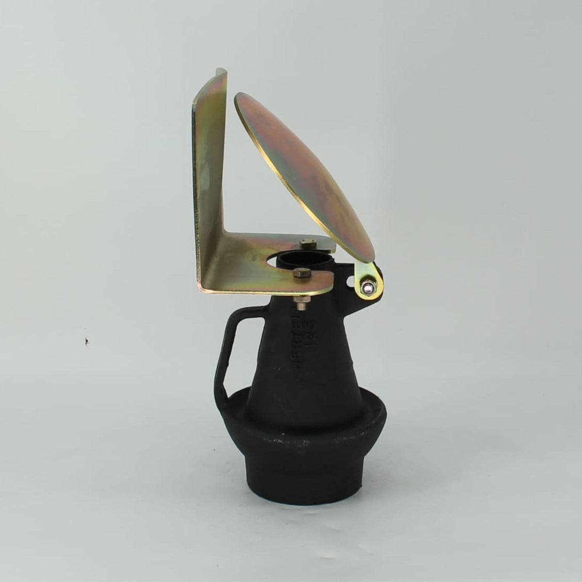 Esparcidor de purín Hertell de 125 mm de diámetro con cuchara deflectora, utilizado en la boca de salida de cisternas o cubas de purín.
