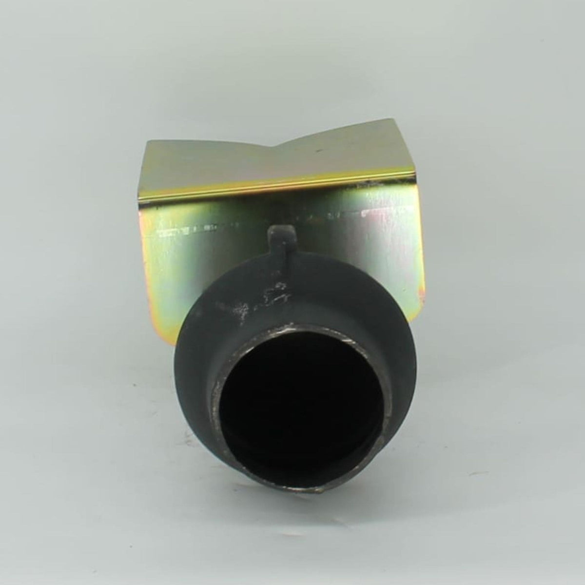 Esparcidor de purín Hertell de 125 mm de diámetro con cuchara deflectora, utilizado en la boca de salida de cisternas o cubas de purín.
