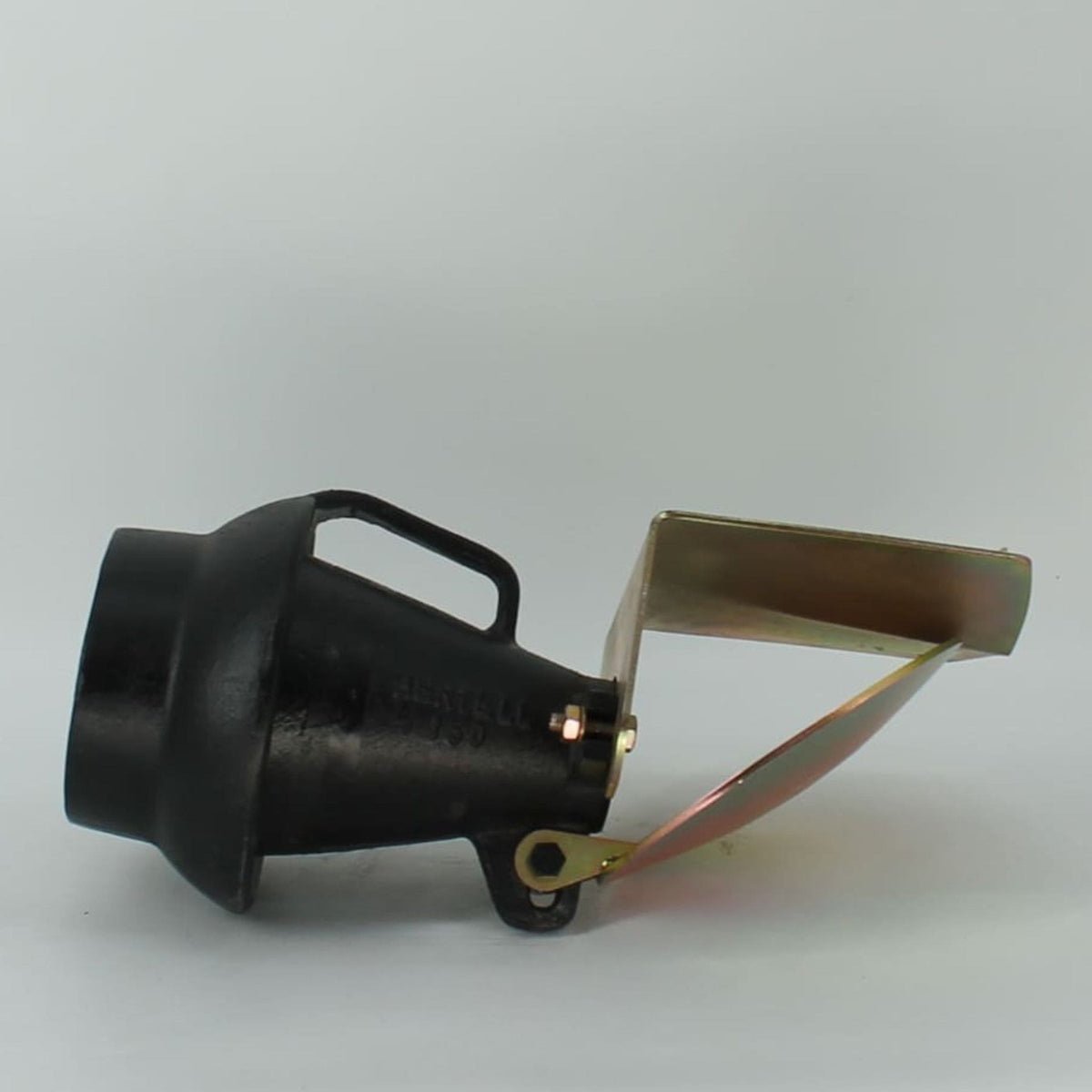 Esparcidor de purín Hertell de 150 mm de diámetro con cuchara deflectora, utilizado en la boca de salida de cisternas o cubas de purín.