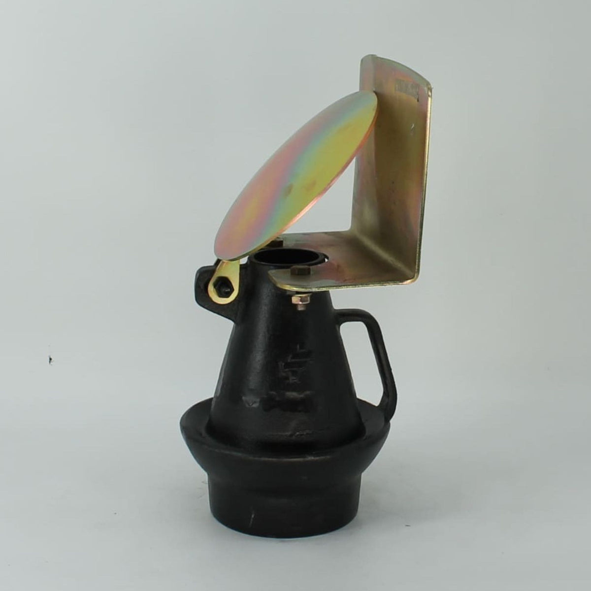 Esparcidor de purín Hertell de 150 mm de diámetro con cuchara deflectora, utilizado en la boca de salida de cisternas o cubas de purín.
