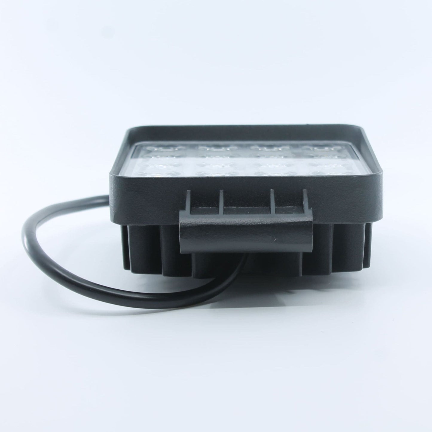 Faro de trabajo LED cuadrado (3.500 lúmenes, 48 W) para 12-24 V, con 16 LEDs, que funciona a 10-30 VDC, con homologación IP67, ideal para tractores y maquinaria agrícola.