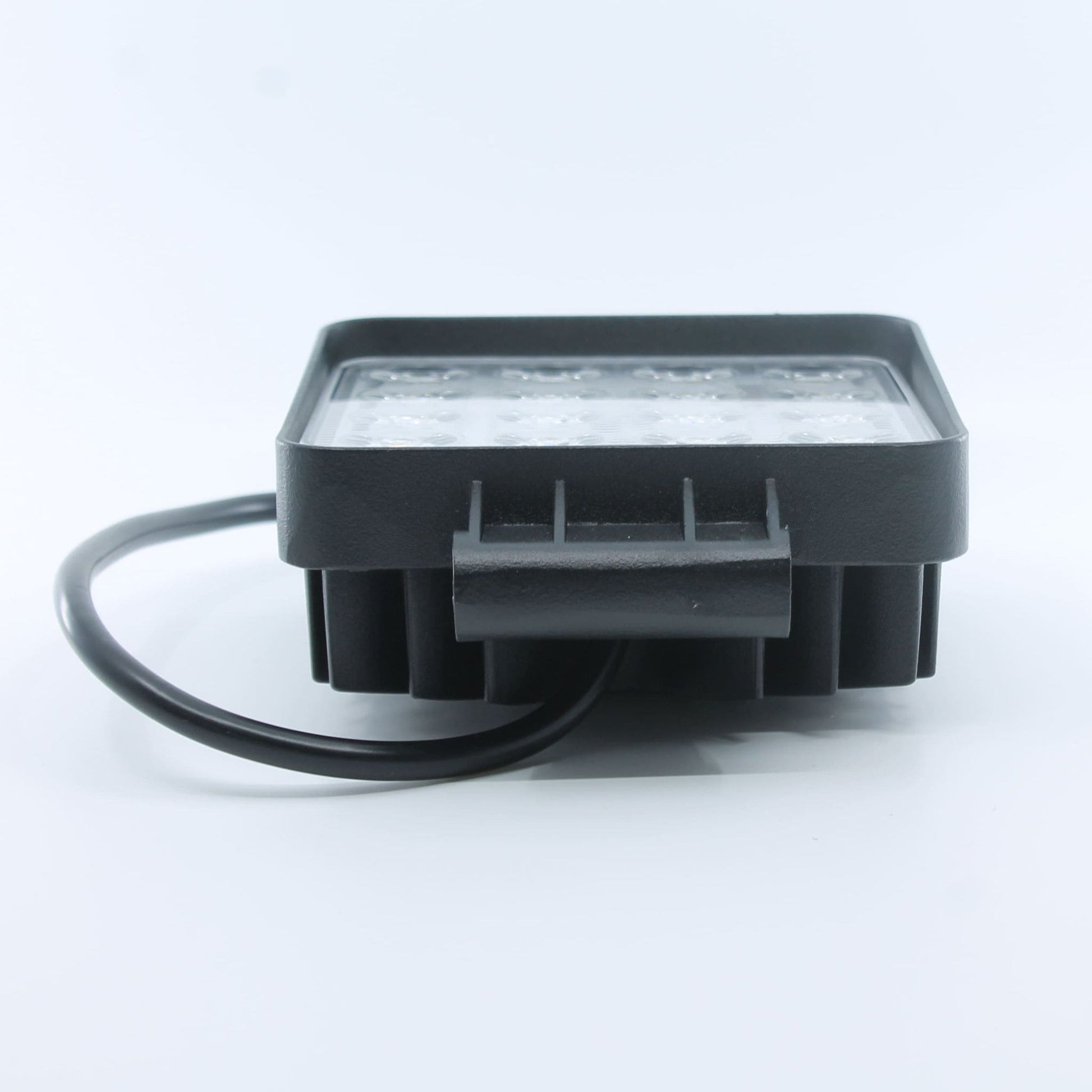 Faro de trabajo LED cuadrado (3.500 lúmenes, 48 W) para 12-24 V, con 16 LEDs, que funciona a 10-30 VDC, con homologación IP67, ideal para tractores y maquinaria agrícola.