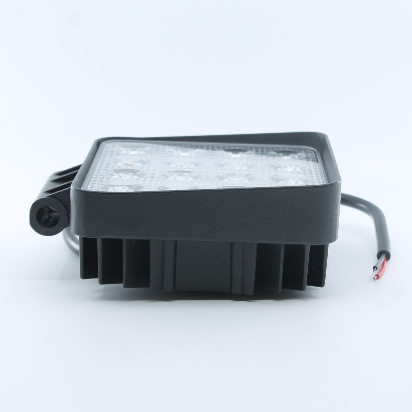 Faro de trabajo LED cuadrado (3.500 lúmenes, 48 W) para 12-24 V, con 16 LEDs, que funciona a 10-30 VDC, con homologación IP67, ideal para tractores y maquinaria agrícola.