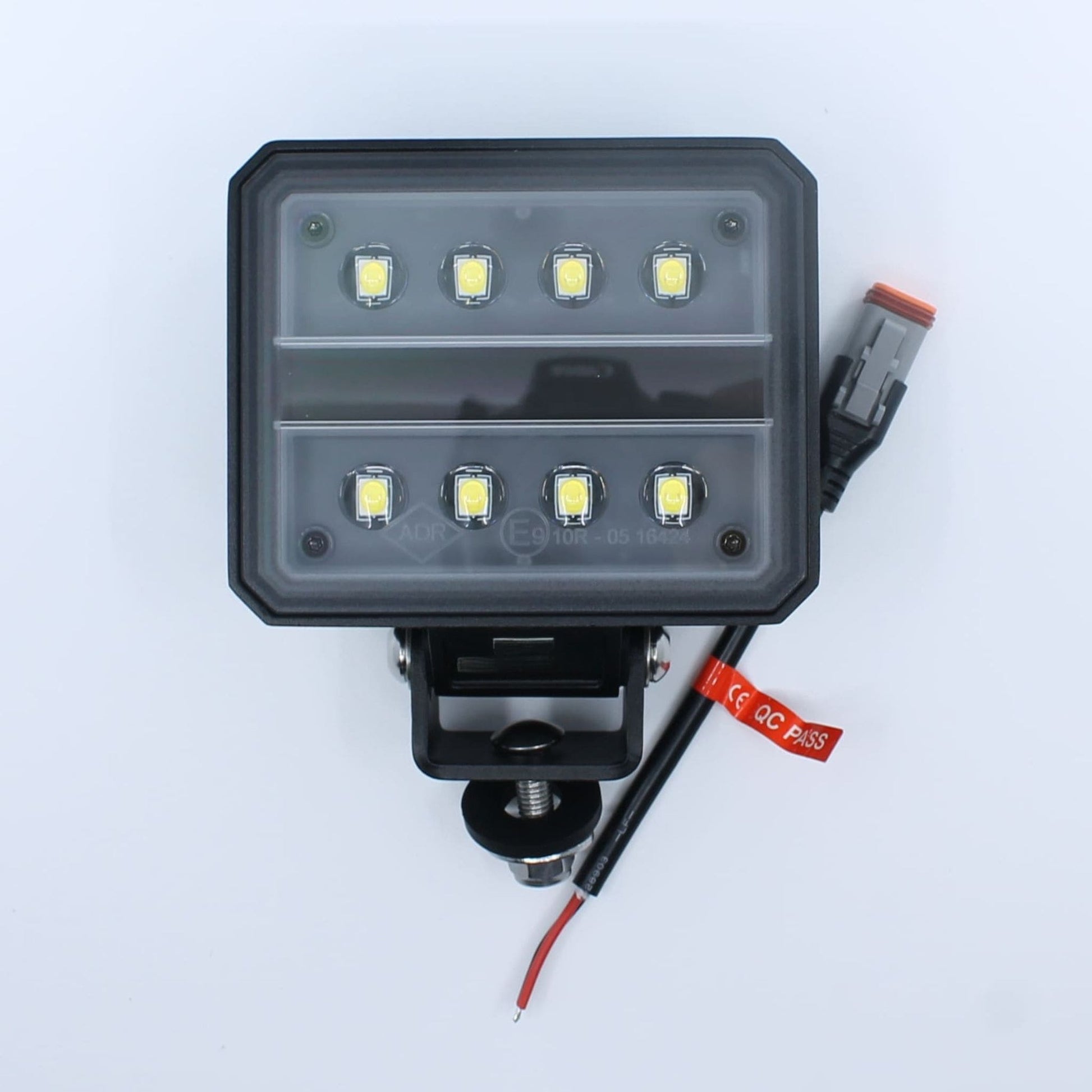 Faro de trabajo LED cuadrado (4.400 lúmenes, 40 W) para 12-24 V, con 8 LEDs, que funciona a 10-30 VDC, con homologación E9, ideal para tractores y maquinaria agrícola.