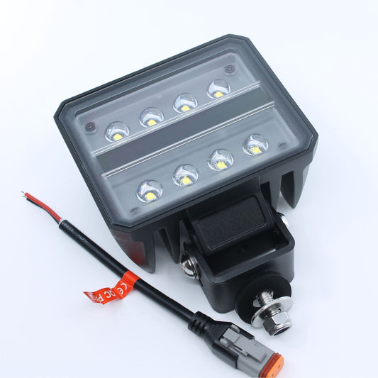 Faro de trabajo LED cuadrado (4.400 lúmenes, 40 W) para 12-24 V, con 8 LEDs, que funciona a 10-30 VDC, con homologación E9, ideal para tractores y maquinaria agrícola.