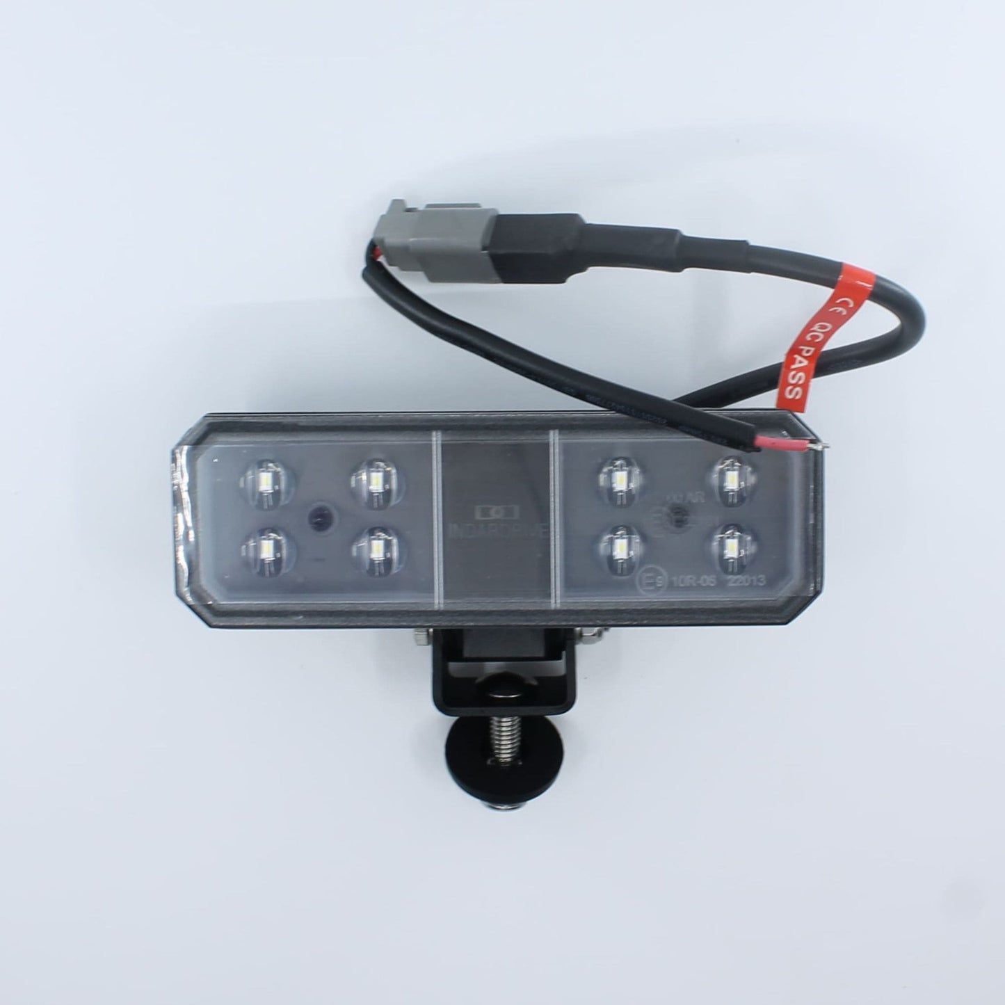 Faro de trabajo LED rectangular (2.600 lúmenes, 24 W) para 12-24 V, con 8 LEDs, que funciona a 10-30 VDC, con homologación E9, ideal para tractores y maquinaria agrícola.