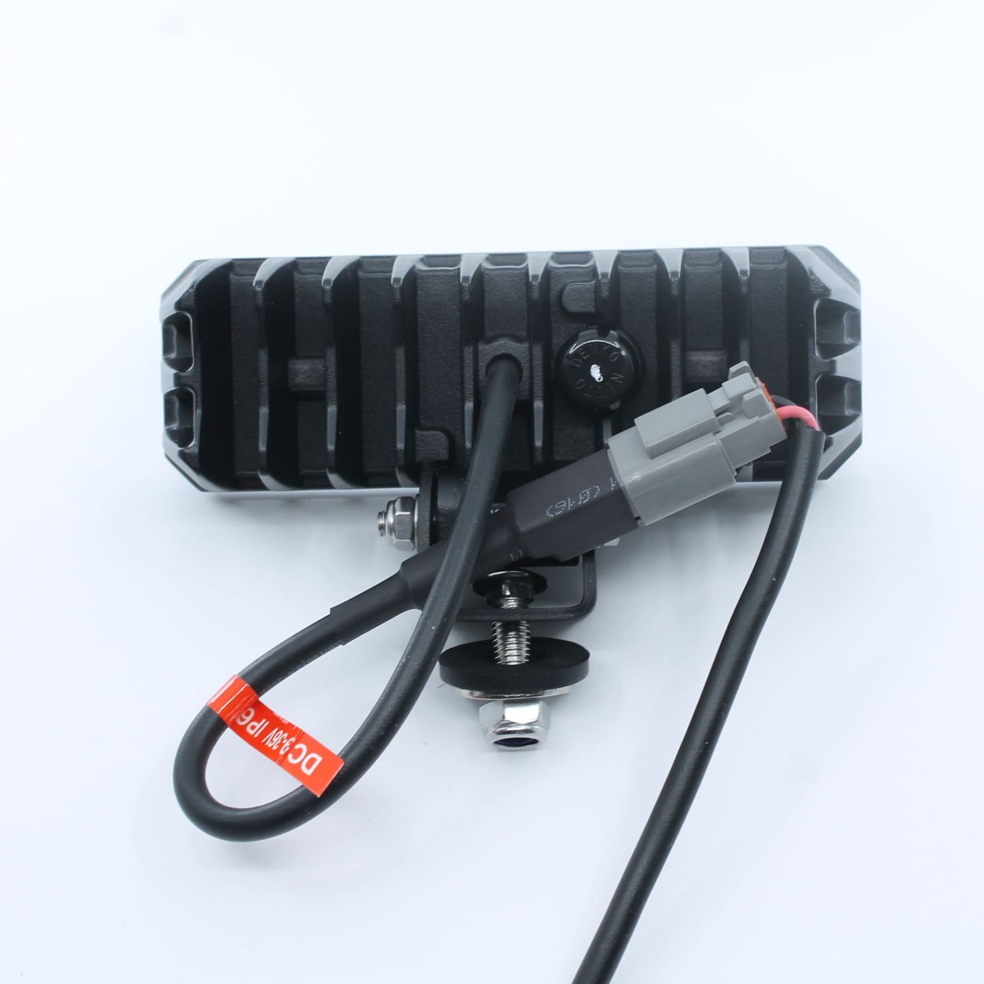 Faro de trabajo LED rectangular (2.600 lúmenes, 24 W) para 12-24 V, con 8 LEDs, que funciona a 10-30 VDC, con homologación E9, ideal para tractores y maquinaria agrícola.