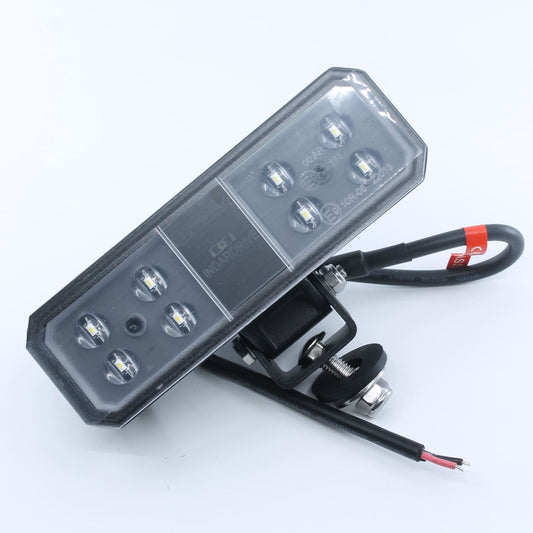 Faro de trabajo LED rectangular (2.600 lúmenes, 24 W) para 12-24 V, con 8 LEDs, que funciona a 10-30 VDC, con homologación E9, ideal para tractores y maquinaria agrícola.