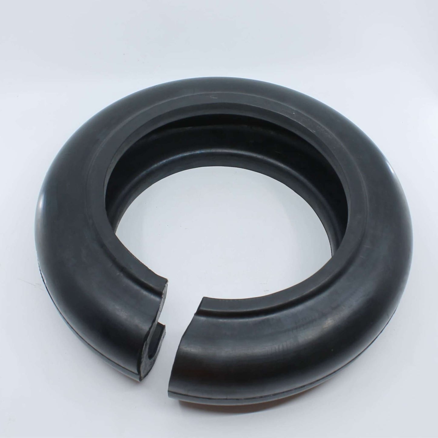 Flector elástico de caucho UNE M8 66/75 para desbrozadora con diámetro interior de 200 mm, exterior de 320 mm y grosor de 90 mm.
