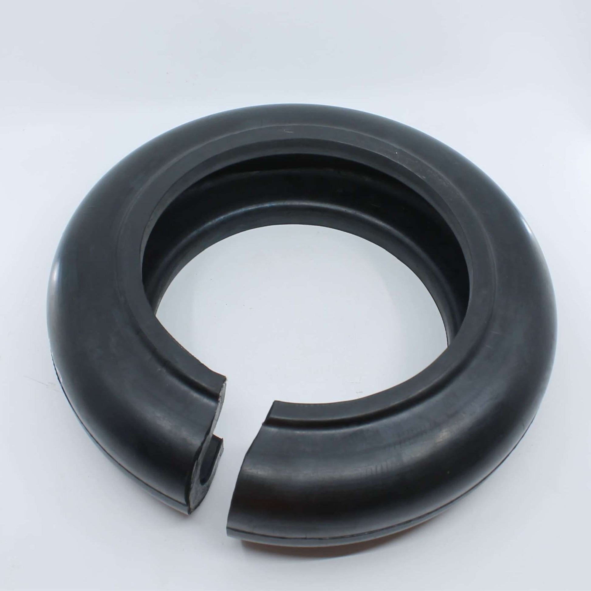 Flector elástico de caucho UNE M8 66/75 para desbrozadora con diámetro interior de 200 mm, exterior de 320 mm y grosor de 90 mm.
