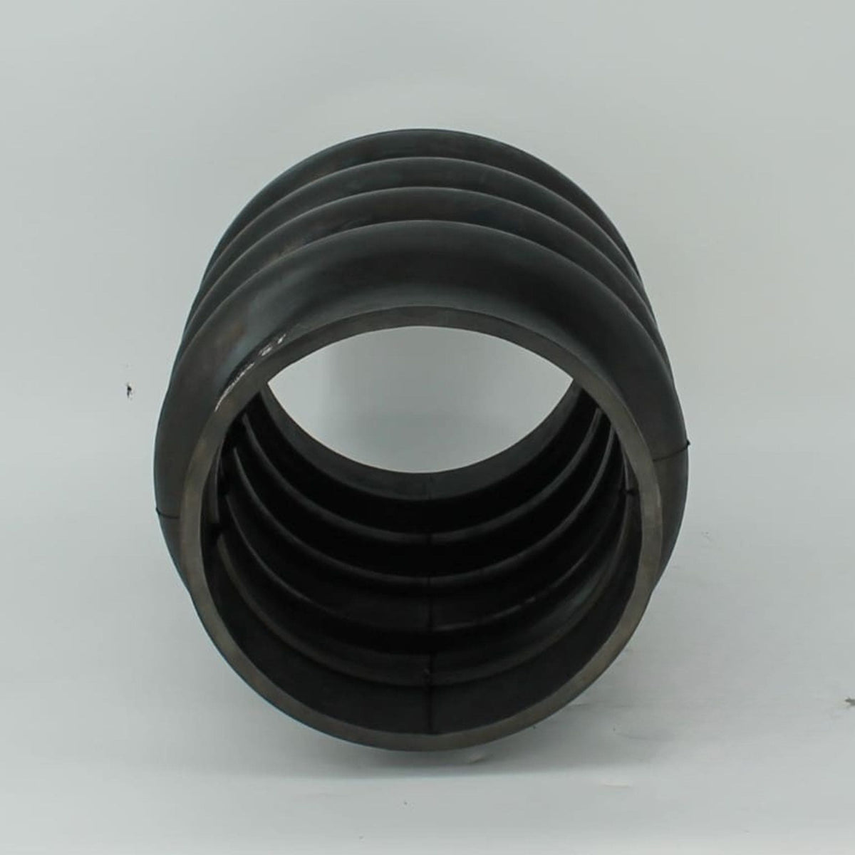 Flector o junta flexible de goma ondulada de diámetro interior 218 mm y longitud 400 mm para cisterna de purín.
