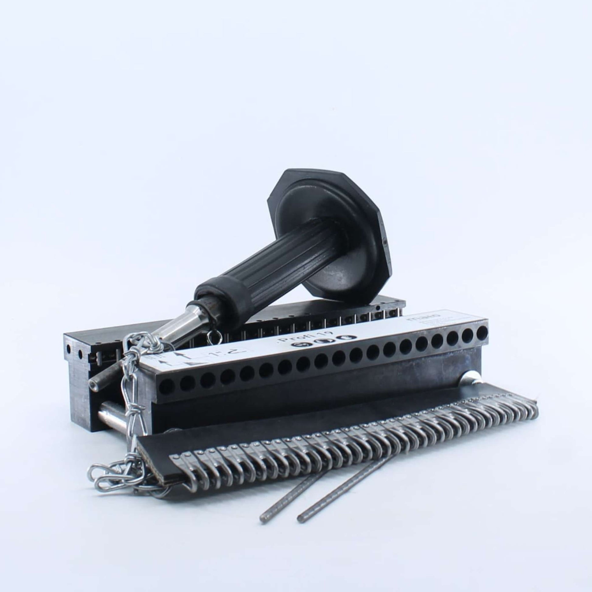 Grapadora profesional Mato Profi 19 de 175 mm para correas de rotoempacadora y otros accesorios de la serie.