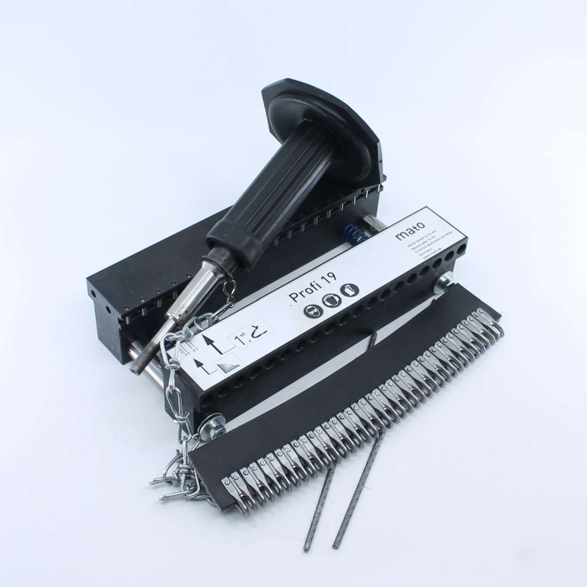 Grapadora profesional Mato Profi 19 de 175 mm para correas de rotoempacadora y otros accesorios de la serie.
