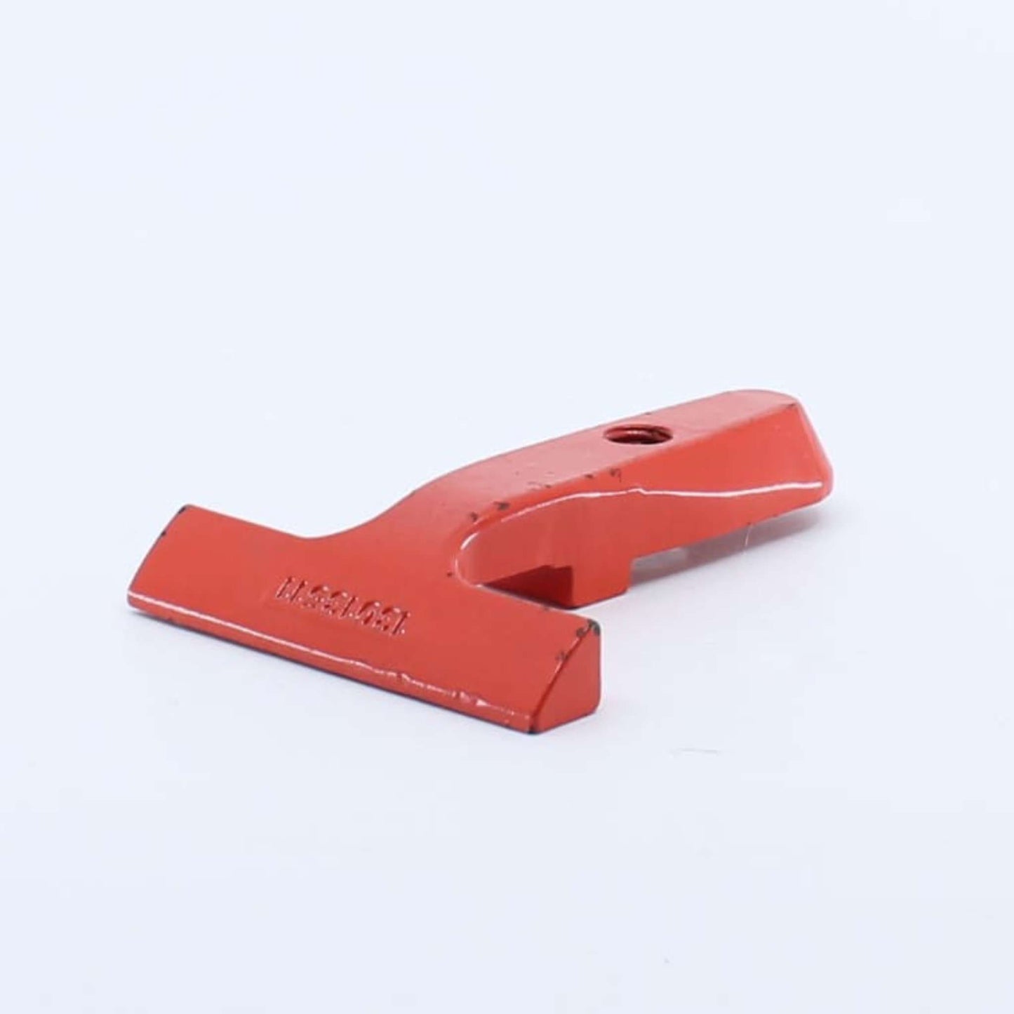 Guía barra inferior simple original Gaspardo FBR ref. 13013511 en posición 30. Pieza de fundición roja en T con orificio roscado y referencia grabada en relieve.
