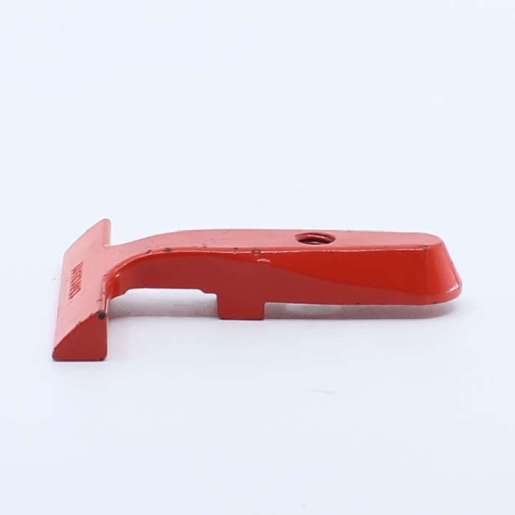 Guía barra inferior simple original Gaspardo FBR ref. 13013511 en posición 30. Pieza de fundición roja en T con orificio roscado y referencia grabada en relieve.