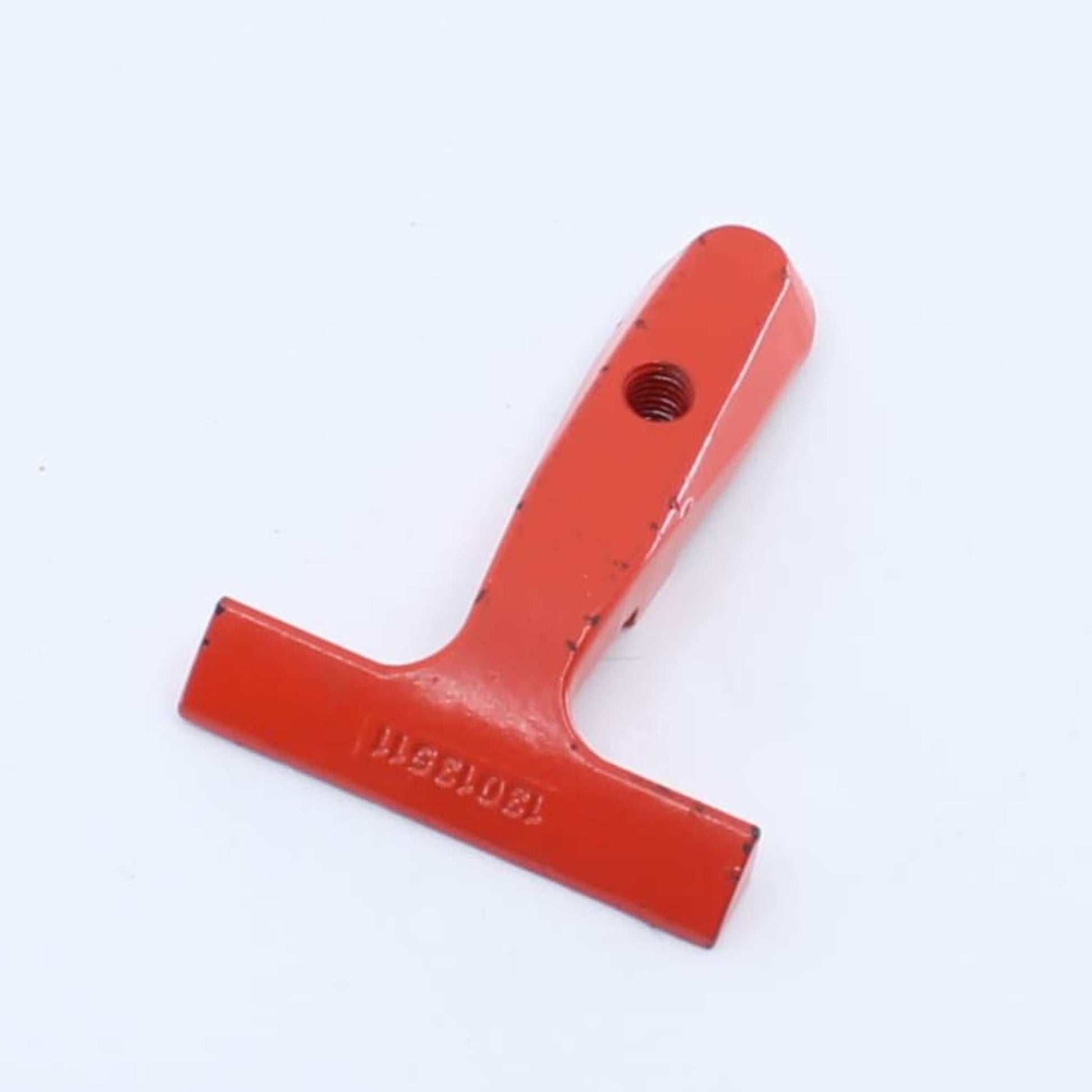 Guía barra inferior simple original Gaspardo FBR ref. 13013511 en posición 30. Pieza de fundición roja en T con orificio roscado y referencia grabada en relieve.