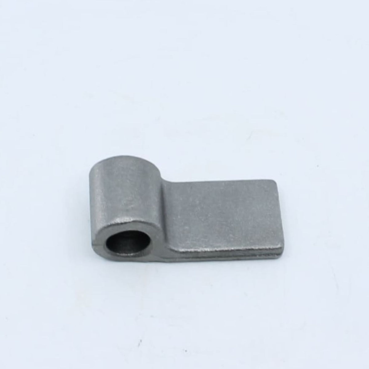 Hembra de bisagra forjada lisa con orificio de 16 mm y dimensiones 74 x 34 mm para soldar en remolque.
