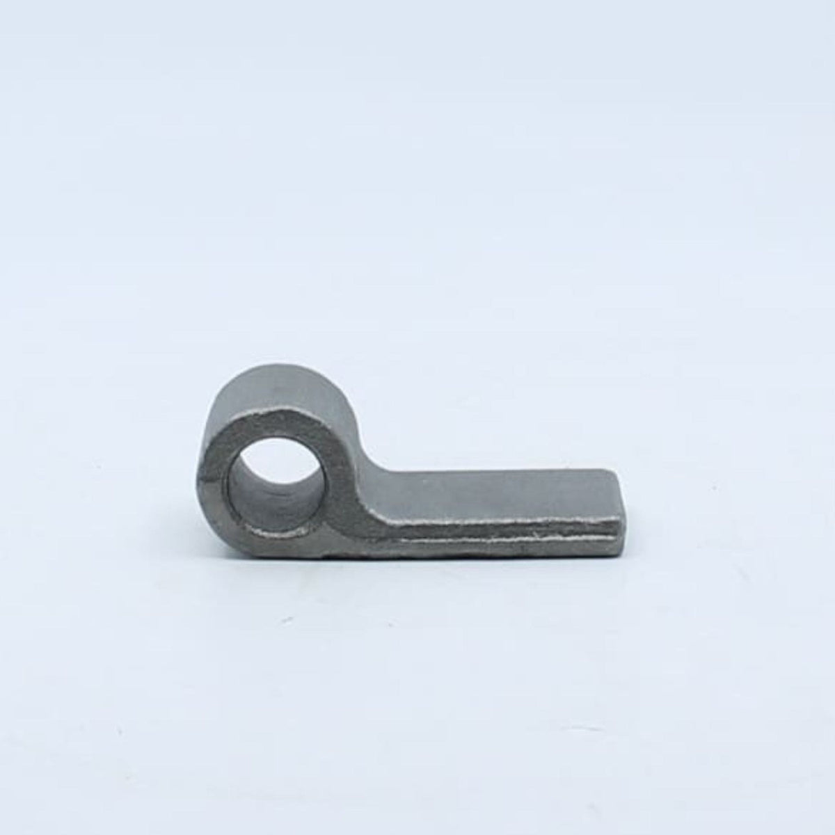 Hembra de bisagra forjada lisa con orificio de 16 mm y dimensiones 74 x 34 mm para soldar en remolque.
