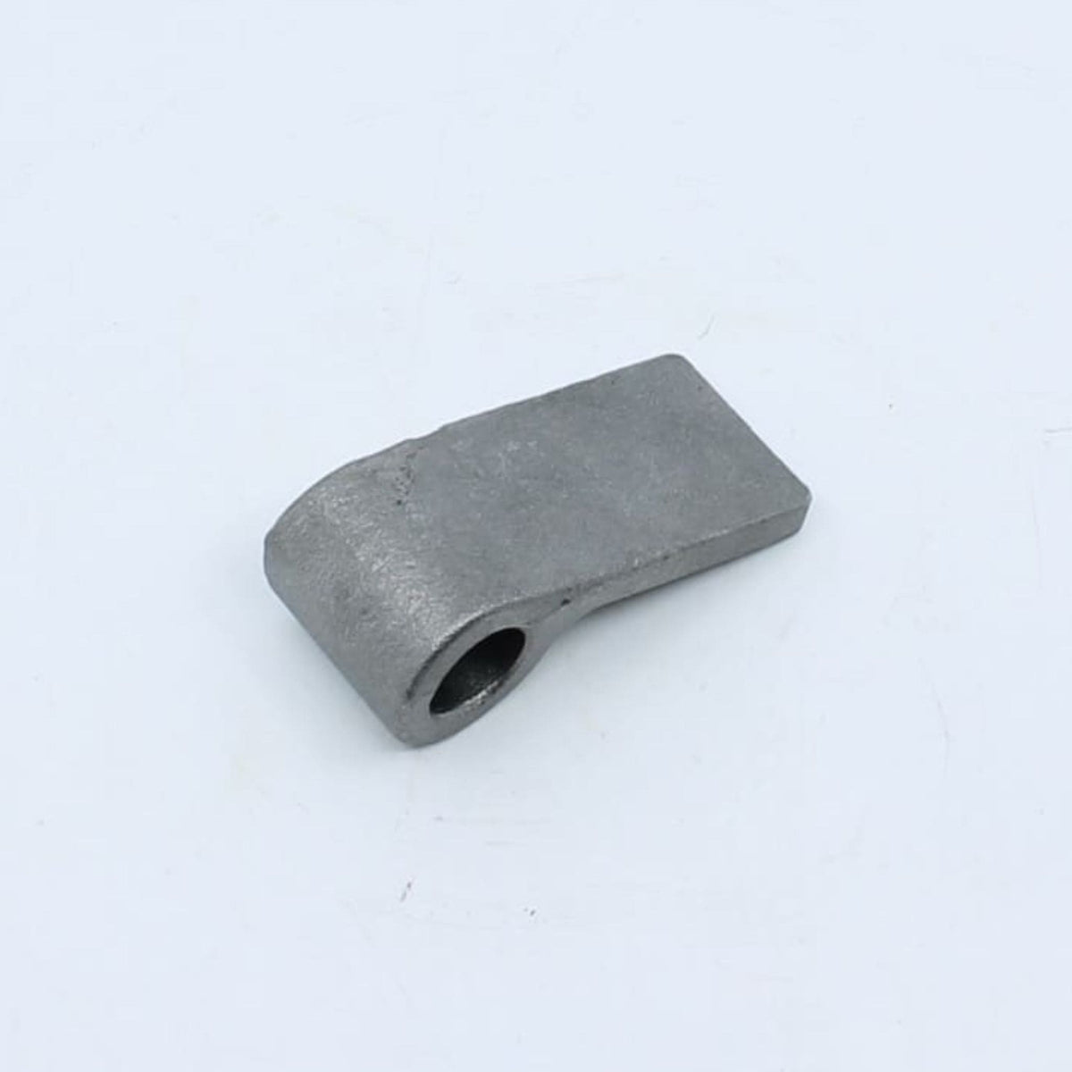 Hembra de bisagra forjada lisa con orificio de 16 mm y dimensiones 74 x 34 mm para soldar en remolque.
