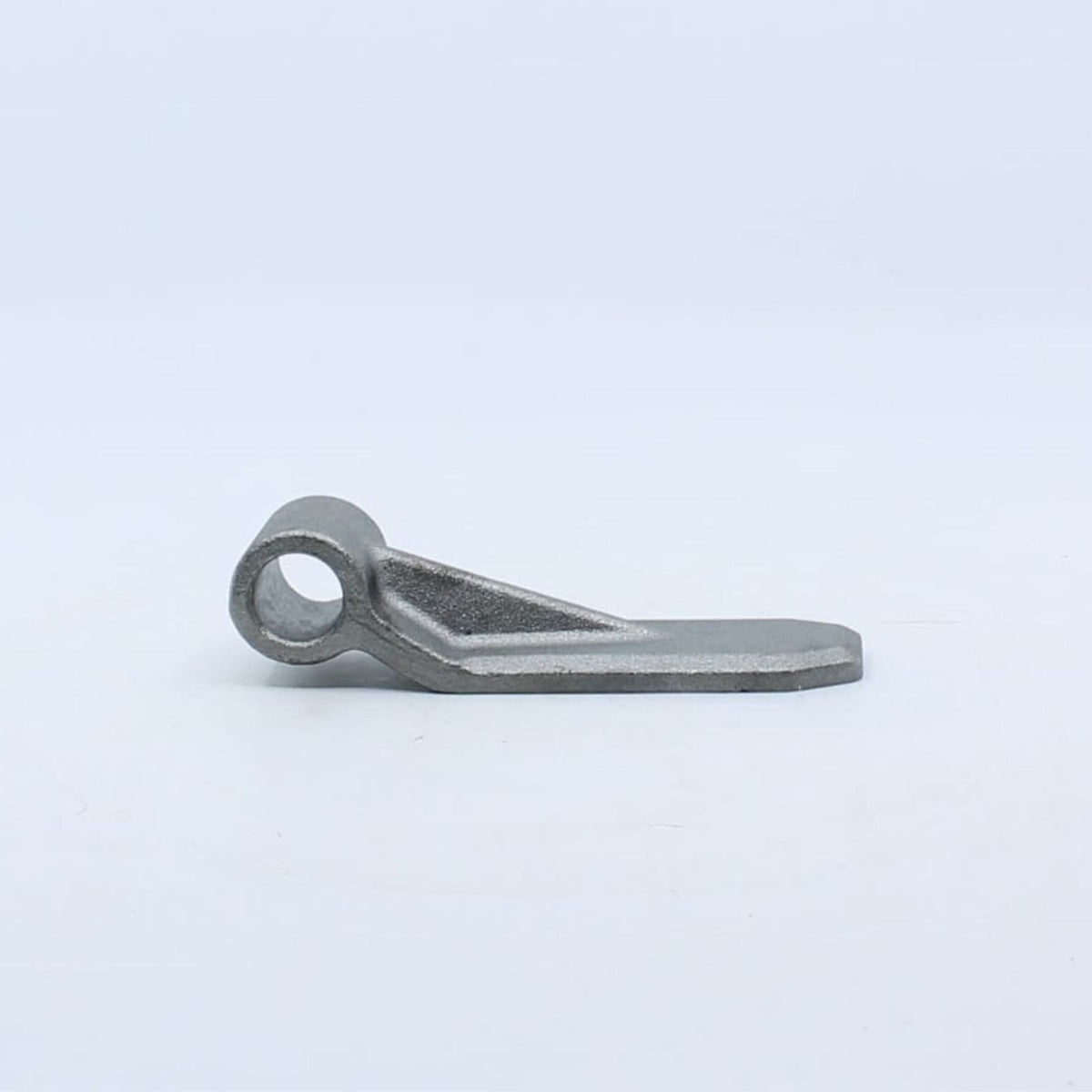 Hembra de bisagra forjada reforzada con orificio de 18 mm y dimensiones 130 x 37 mm para soldar en remolque.

