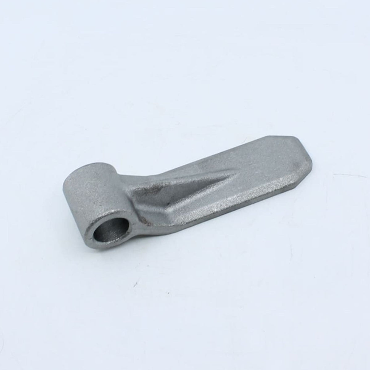 Hembra de bisagra forjada reforzada con orificio de 18 mm y dimensiones 130 x 37 mm para soldar en remolque.
