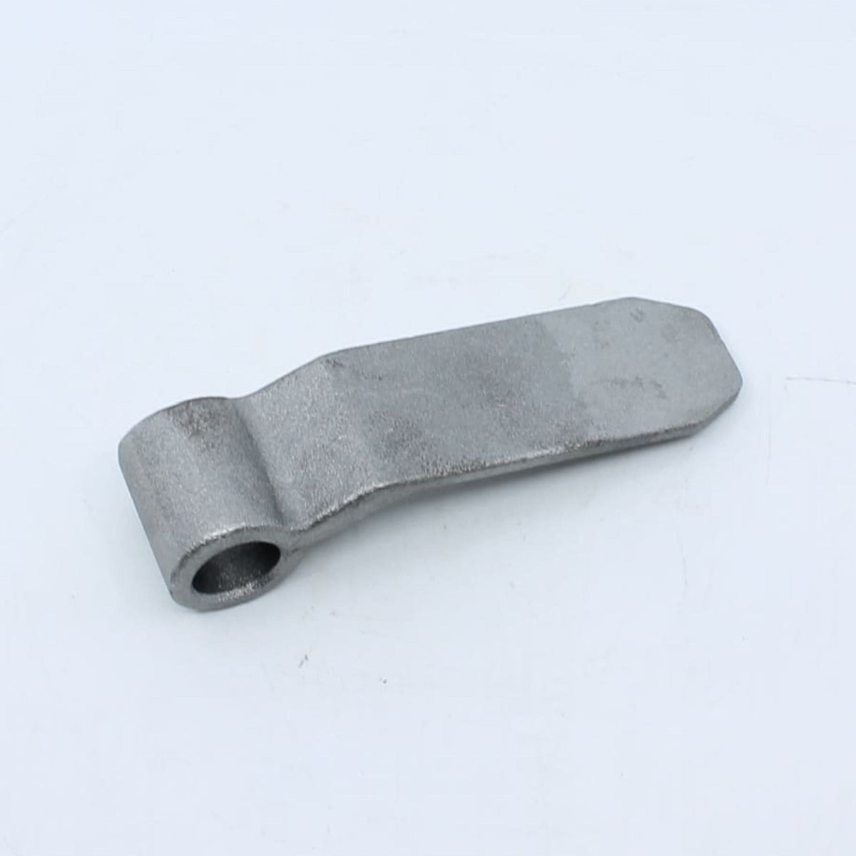 Hembra de bisagra forjada reforzada con orificio de 18 mm y dimensiones 130 x 37 mm para soldar en remolque.
