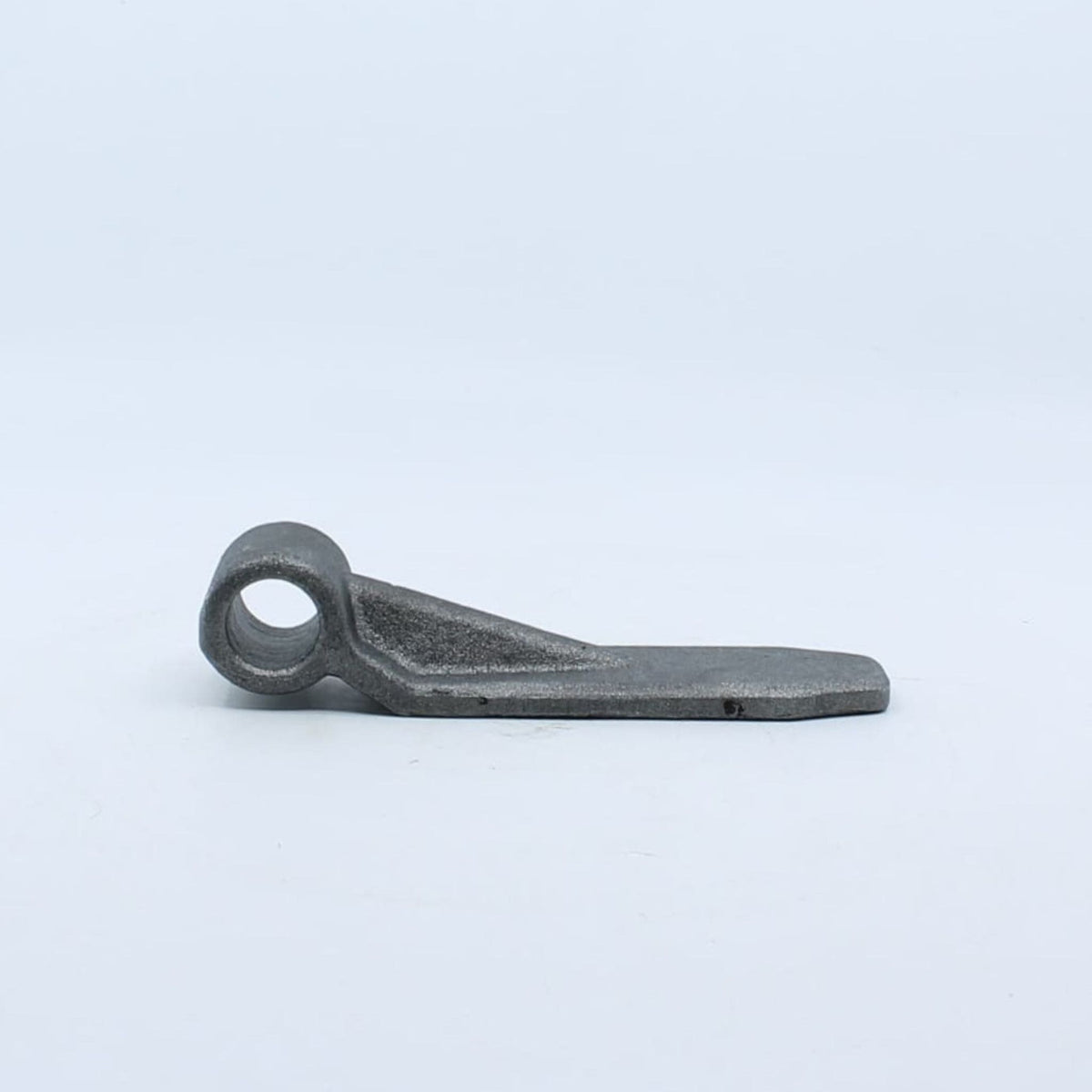 Hembra de bisagra forjada reforzada con orificio de 20 mm y dimensiones 155 x 40 mm para soldar en remolque.
