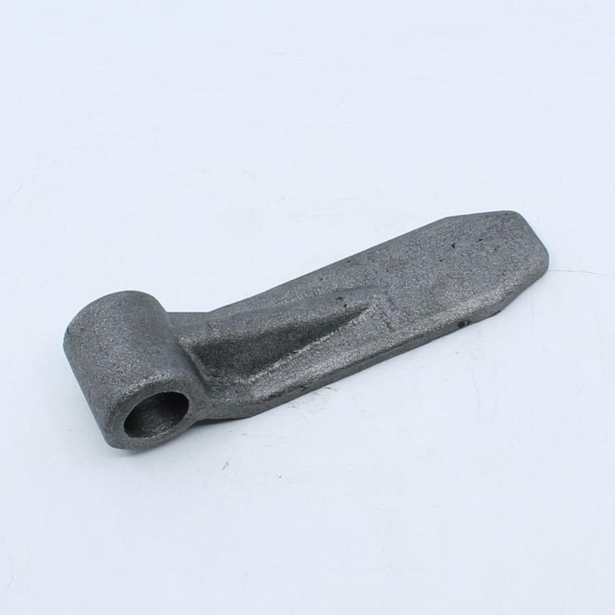 Hembra de bisagra forjada reforzada con orificio de 20 mm y dimensiones 155 x 40 mm para soldar en remolque.
