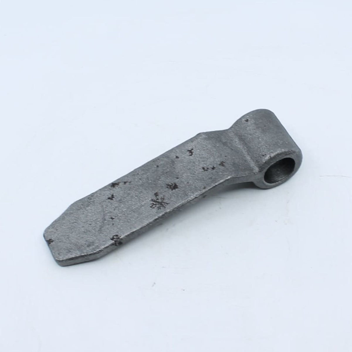 Hembra de bisagra forjada reforzada con orificio de 20 mm y dimensiones 155 x 40 mm para soldar en remolque.
