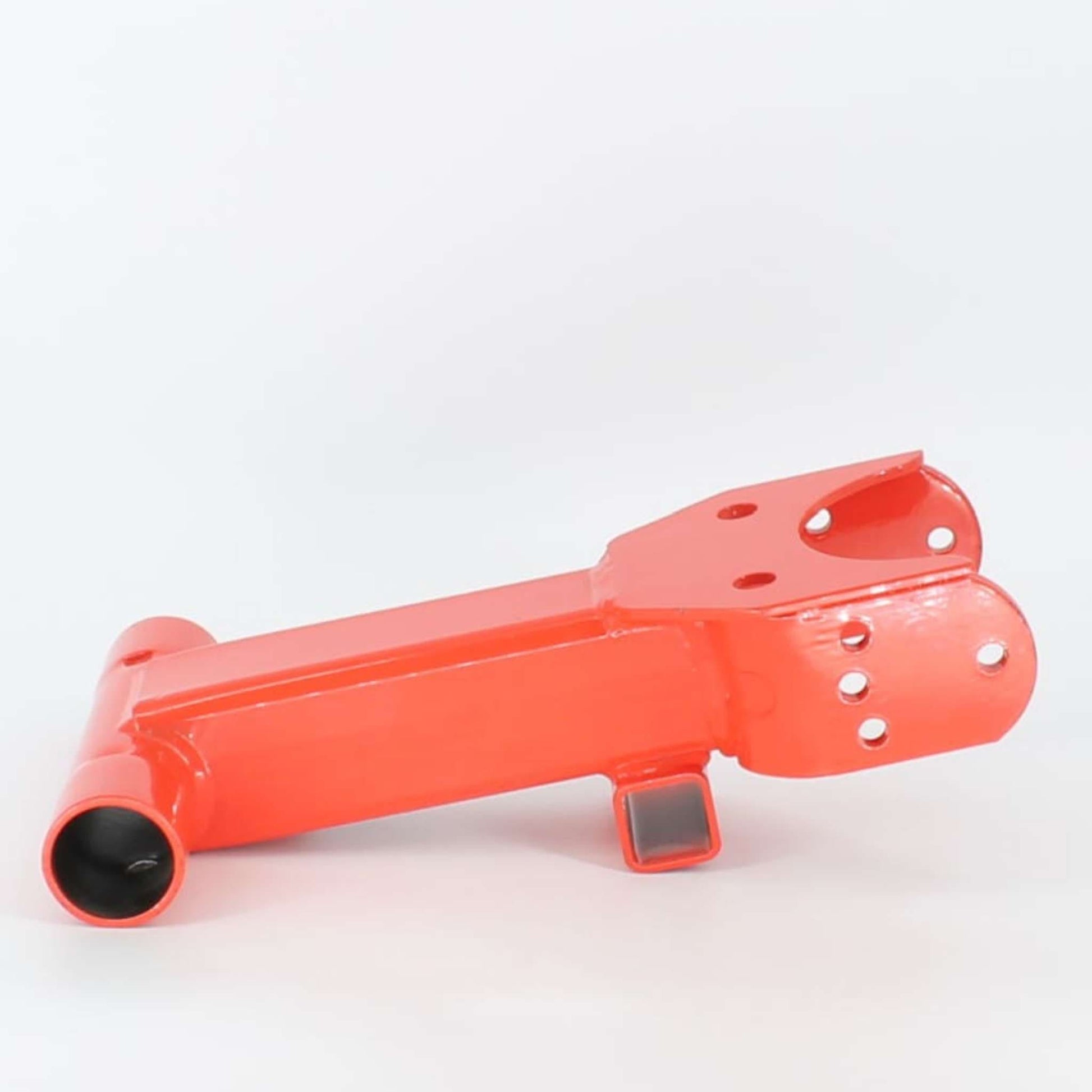 Horquilla articulación chasis original Gaspardo ref. 12217821 en posición 2. Soporte de acero rojo con acoplamiento en U multi-orificio y eje tubular para modelos FBR.