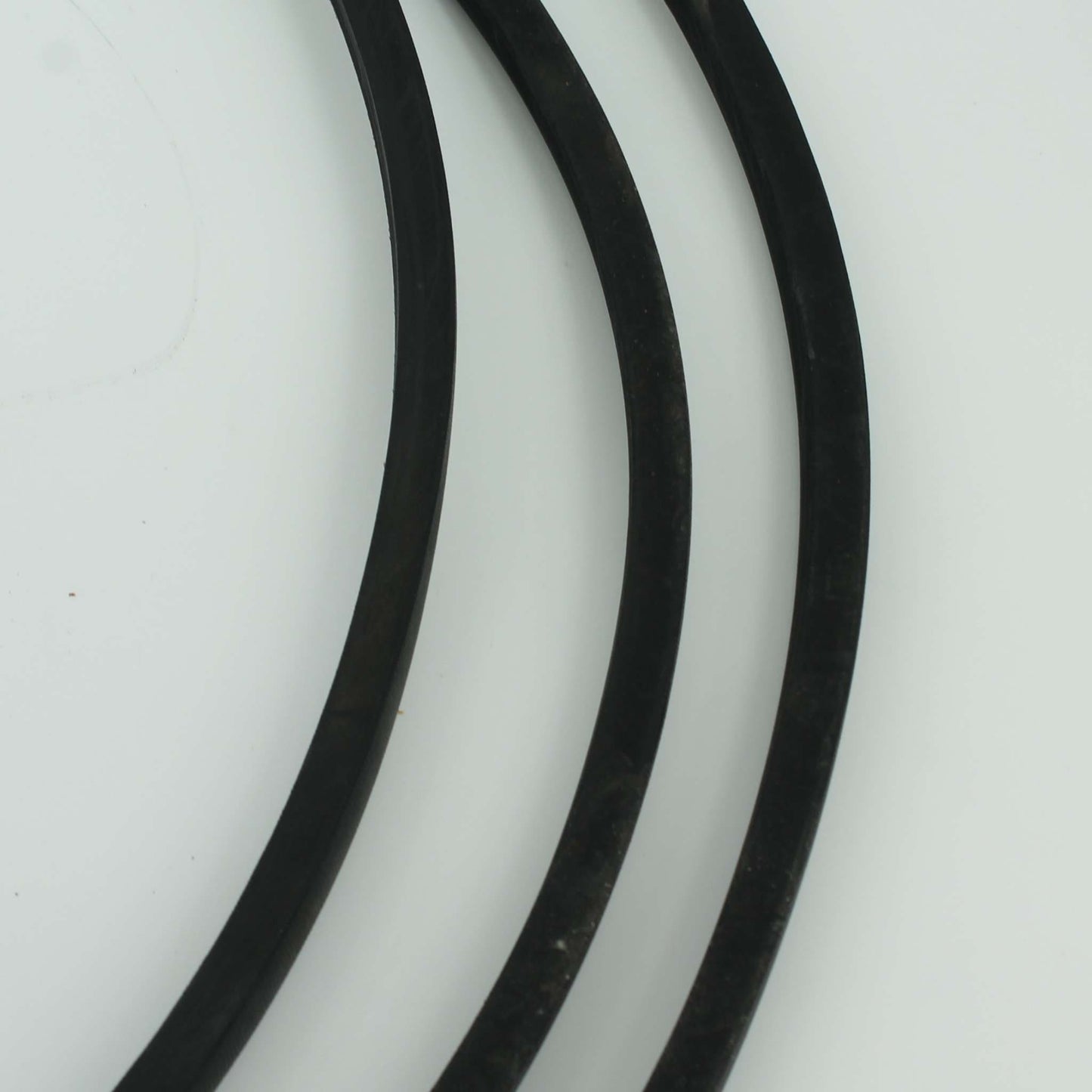 Conjunto de 3 correas trapezoidales adaptables para desbrozadora Gaspardo modelo B93 en posición 26 del despiece técnico.