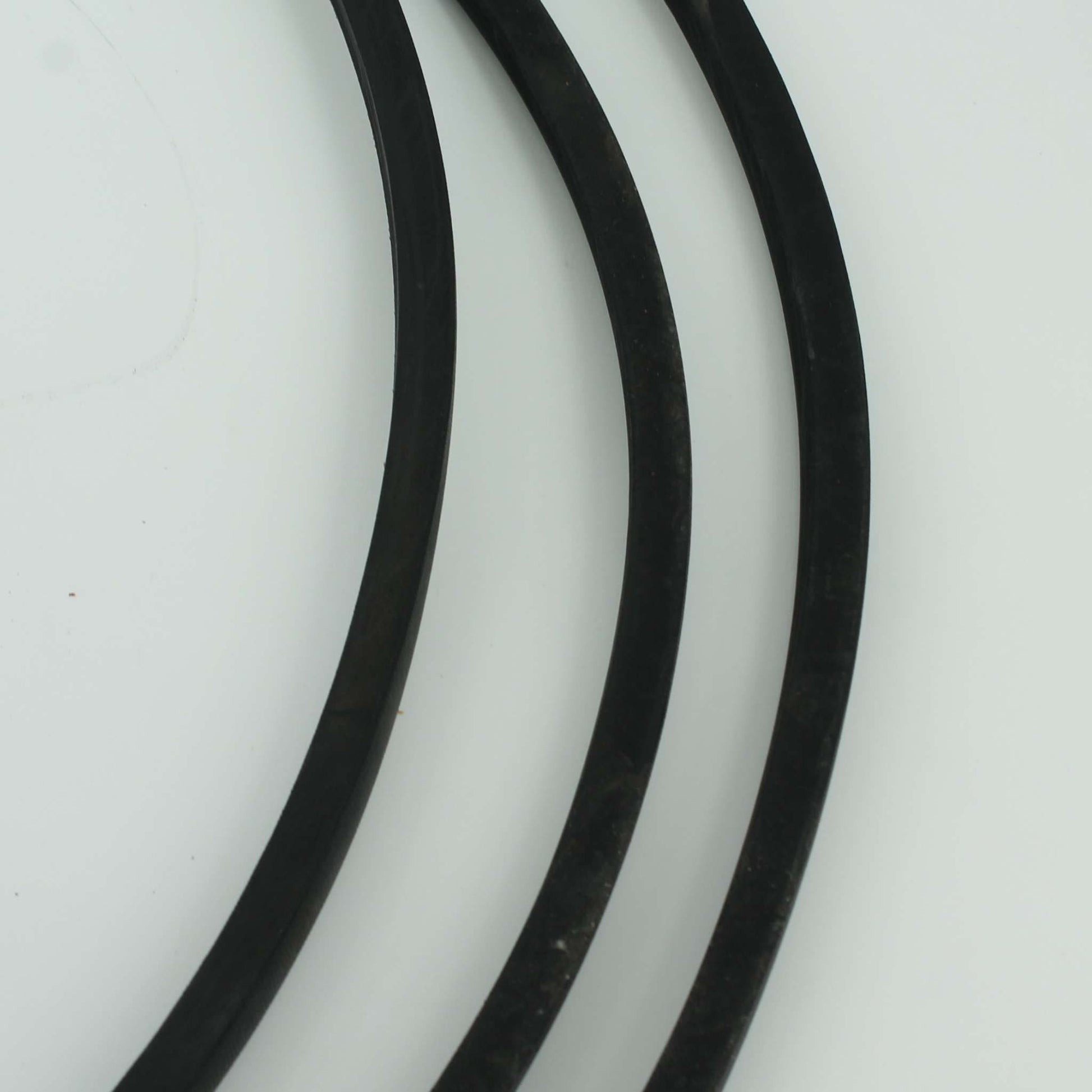 Conjunto de 3 correas trapezoidales adaptables para desbrozadora Gaspardo modelo B93 en posición 26 del despiece técnico.