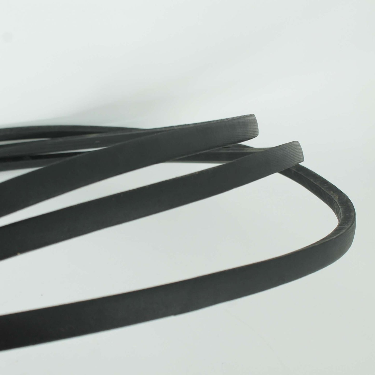 Conjunto de 3 correas trapezoidales adaptables para desbrozadora Gaspardo modelo B93 en posición 26 del despiece técnico.