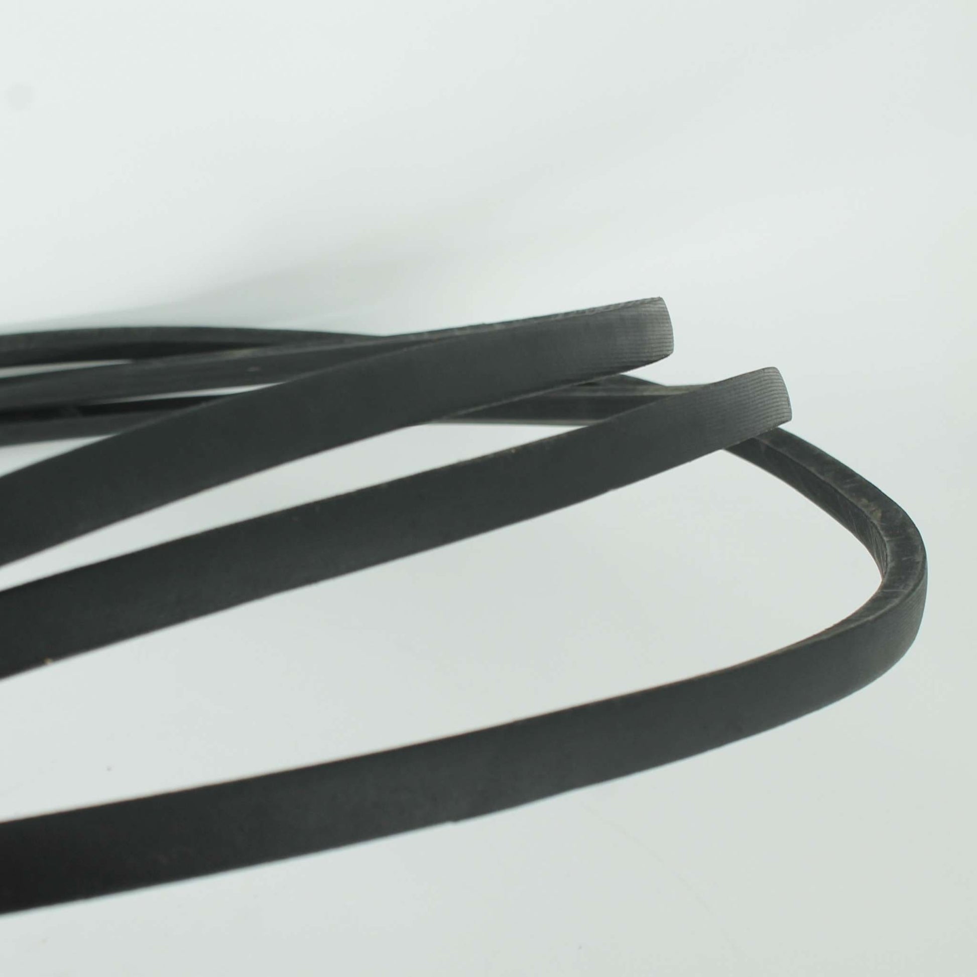 Conjunto de 3 correas trapezoidales adaptables para desbrozadora Gaspardo modelo B93 en posición 26 del despiece técnico.