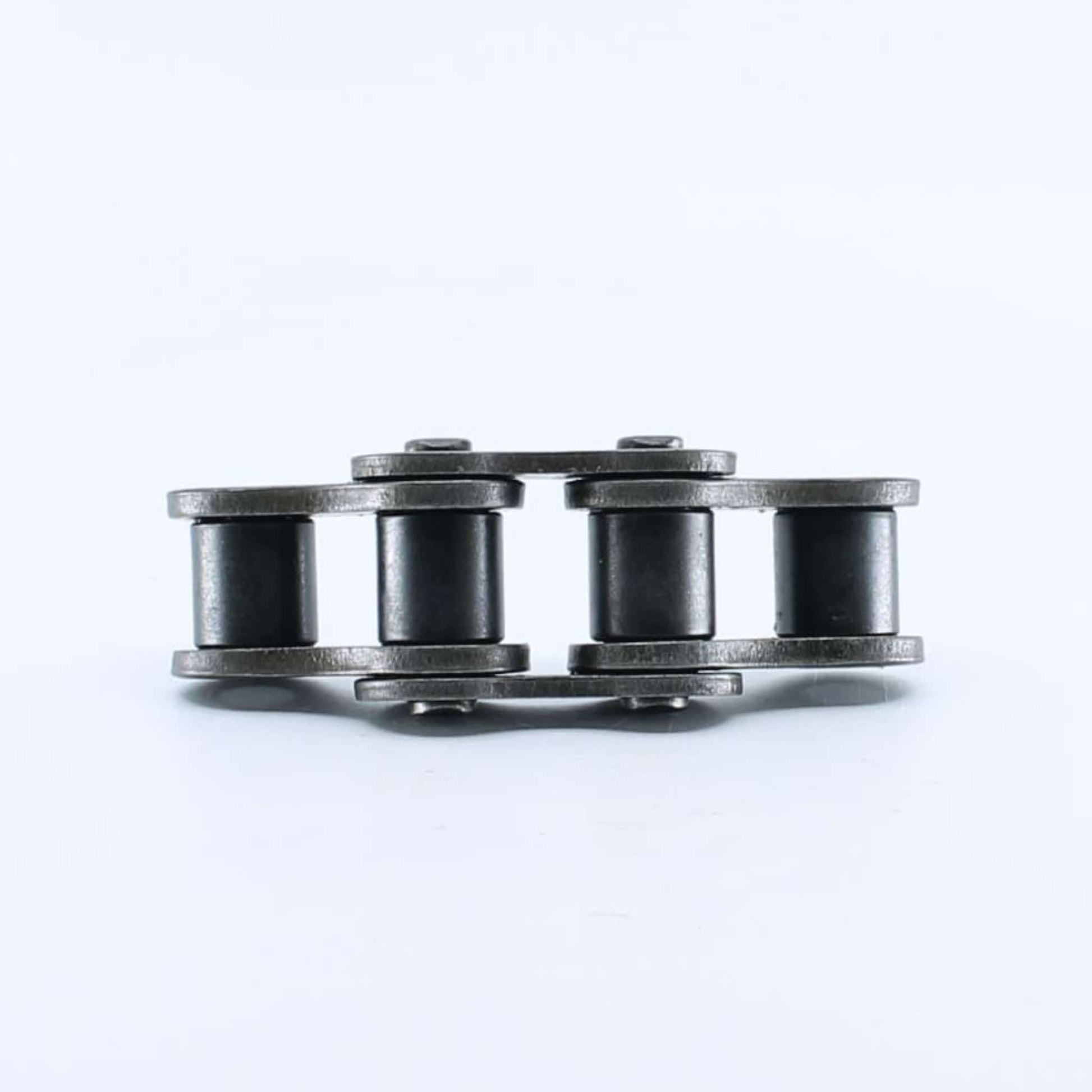 Kit de reparación para rotoempacadora Krone Fortima que incluye tramo de cadena de 3 mallas y eslabón de unión con clip. Referencias originales 9206070 y 9222960.