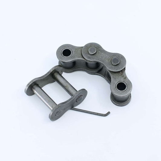 Kit de reparación para rotoempacadora Krone Fortima que incluye tramo de cadena de 3 mallas y eslabón de unión con clip. Referencias originales 9206070 y 9222960.