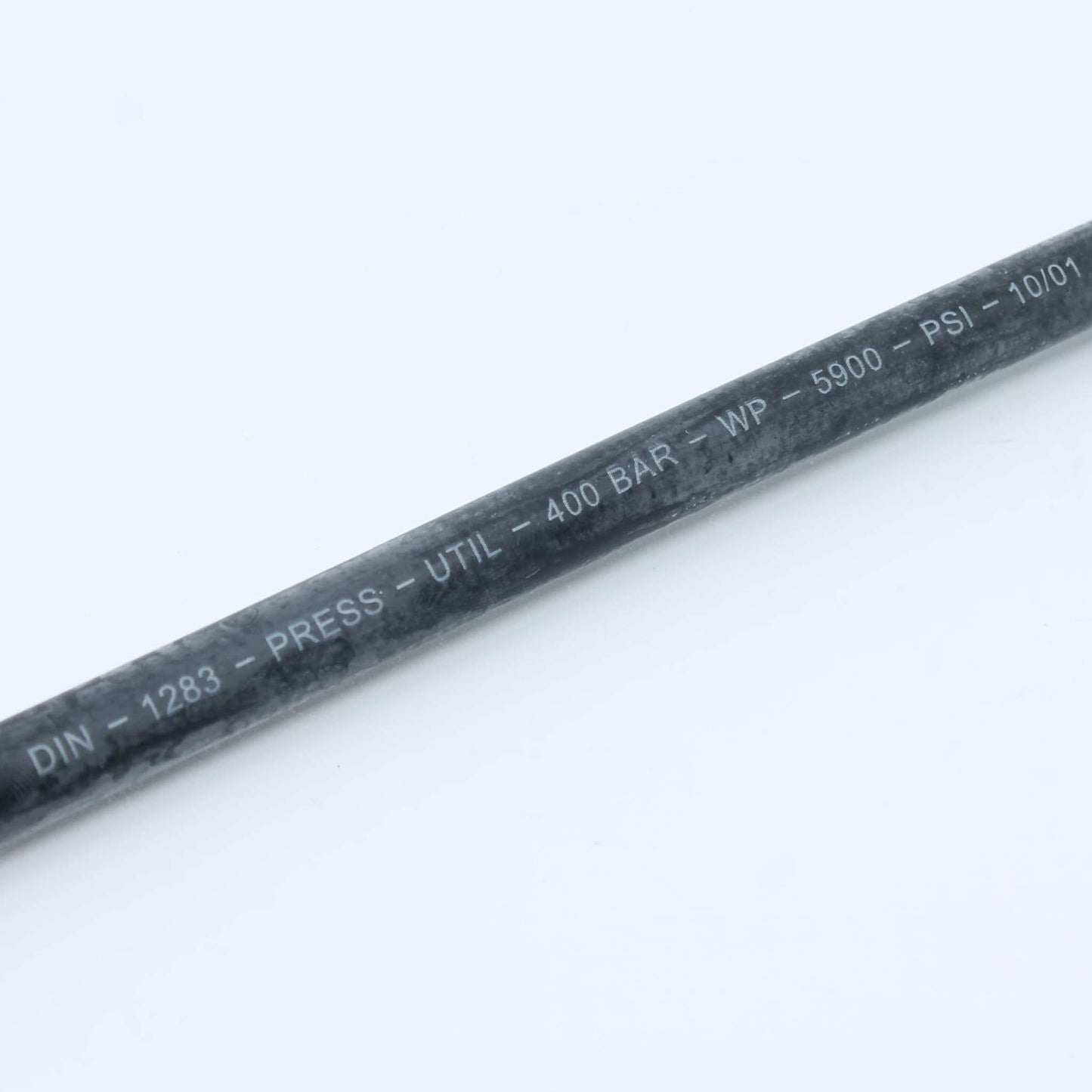 Latiguillo flexible de alta presión para bomba de engrase manual o neumática. Presión de trabajo 400 bar (5900 PSI) con conexión roscada M10x1.