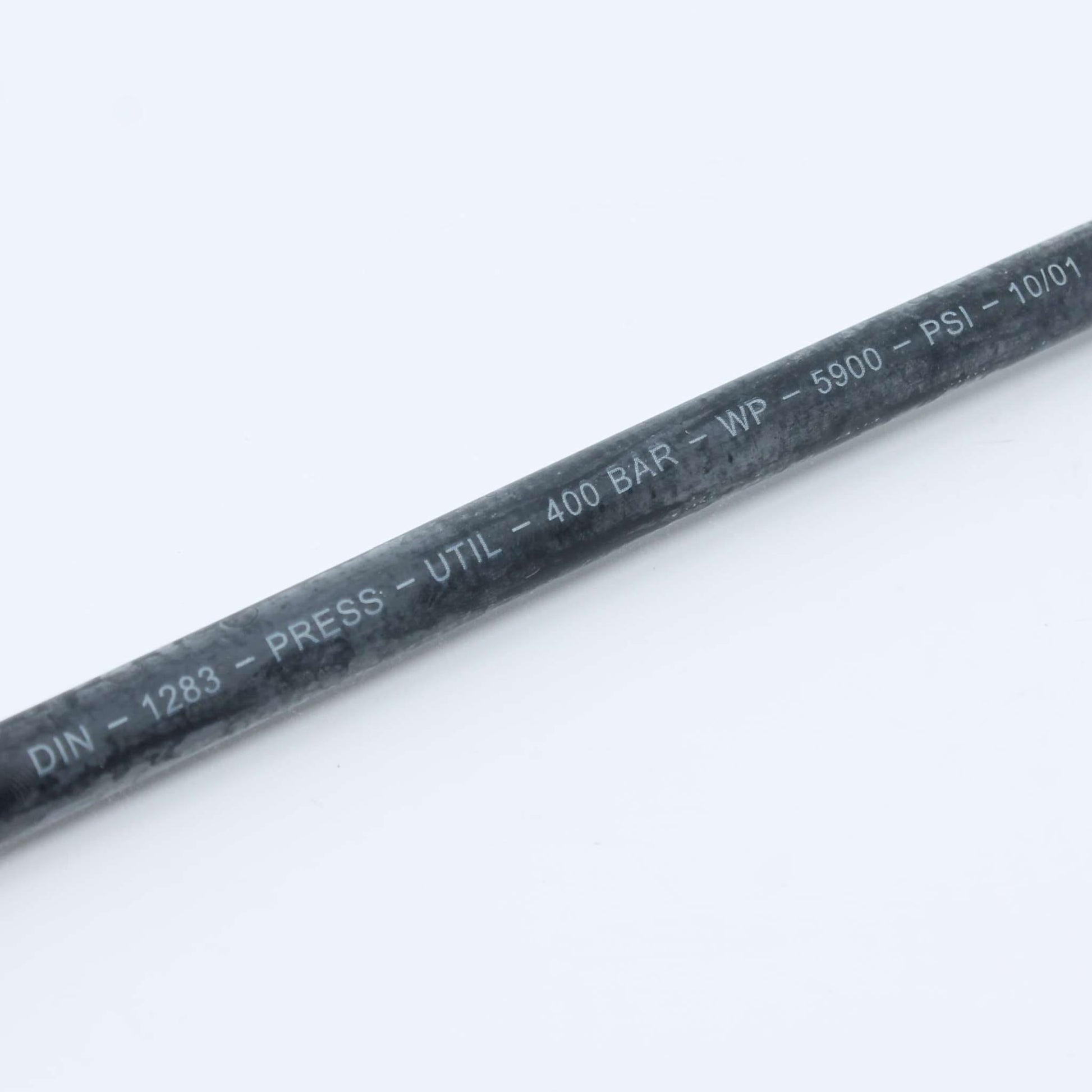 Latiguillo flexible de alta presión para bomba de engrase manual o neumática. Presión de trabajo 400 bar (5900 PSI) con conexión roscada M10x1.