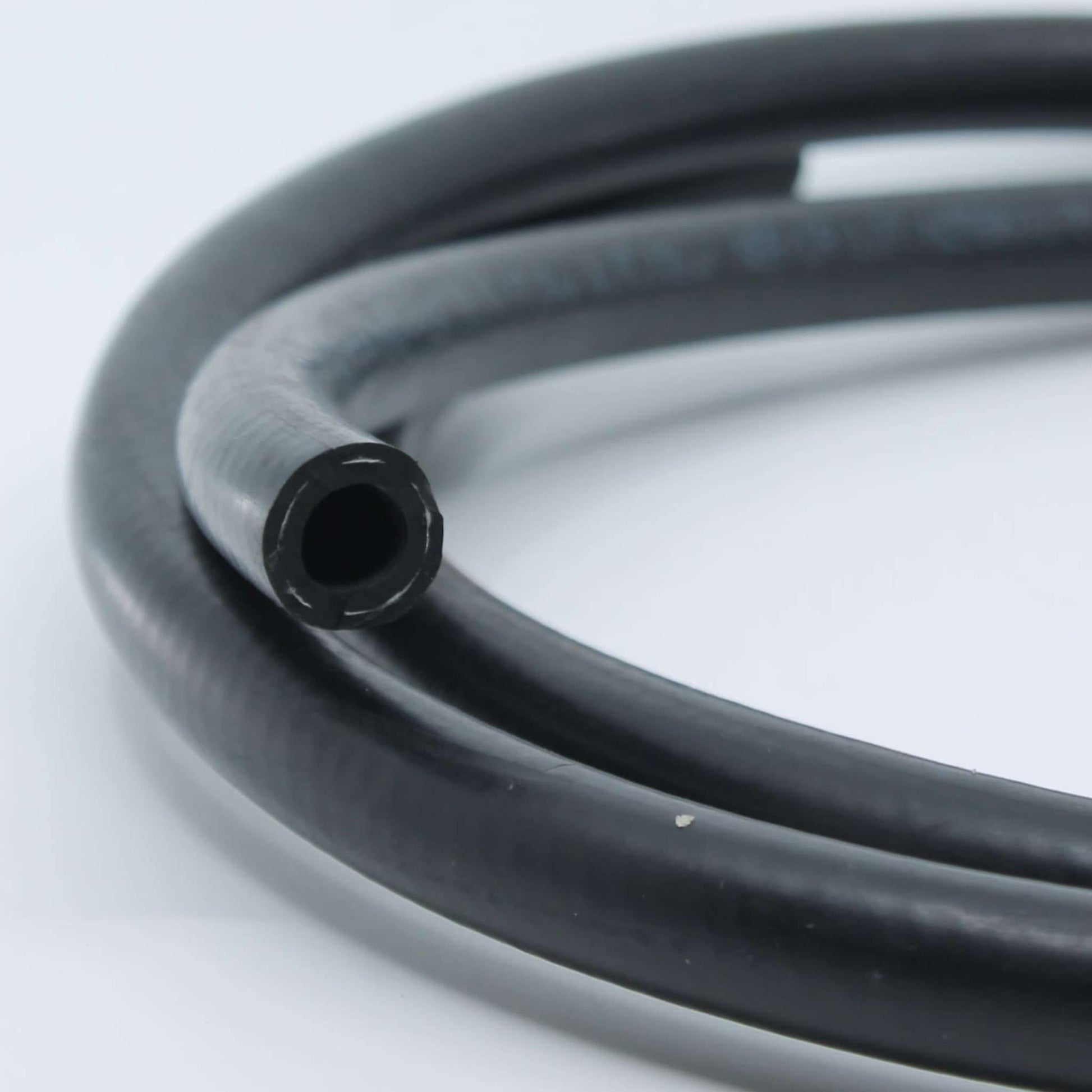 Manguera flexible de caucho negro para circuito de gasóleo de 10 mm de diámetro interior, disponible a la venta por metros lineales.
