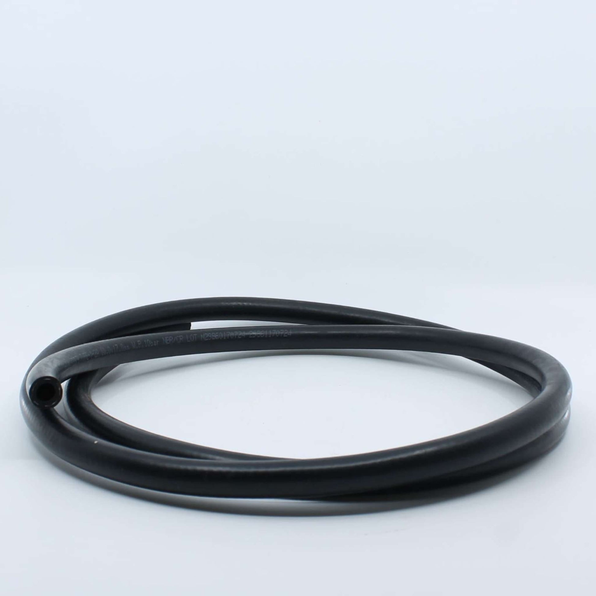Manguera flexible de caucho negro para circuito de gasóleo de 10 mm de diámetro interior, disponible a la venta por metros lineales.
