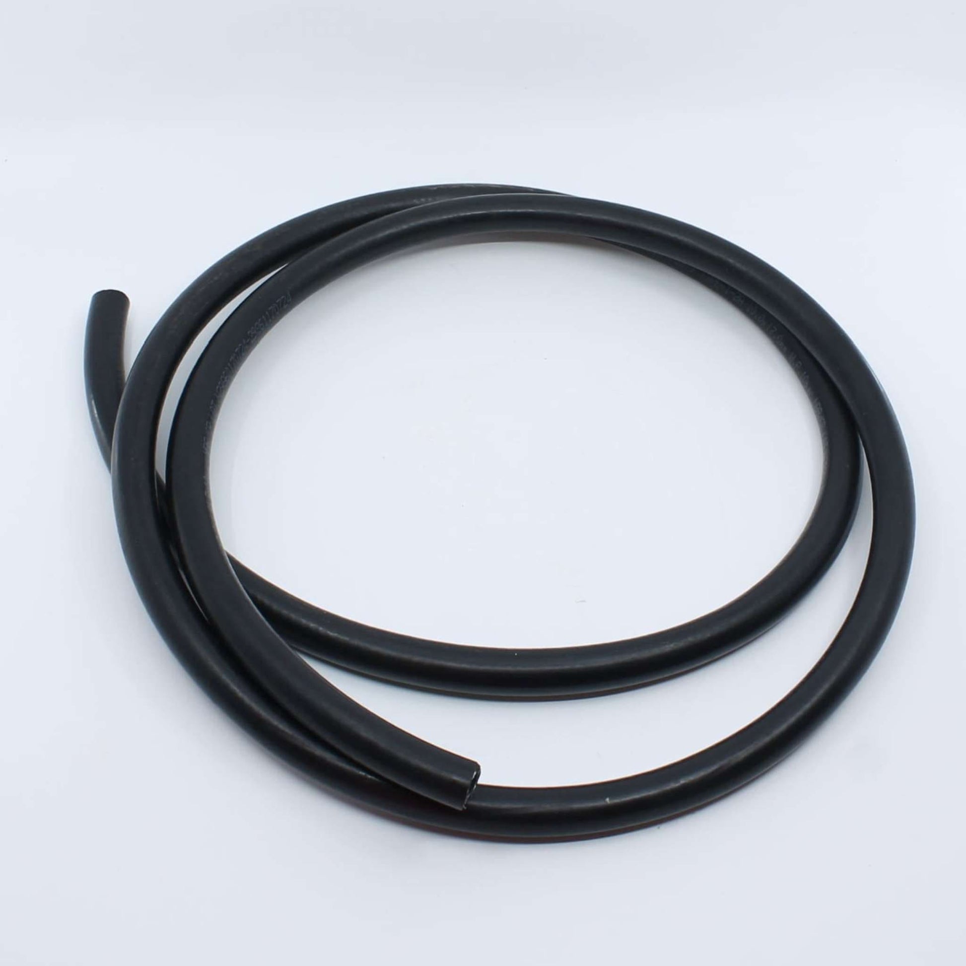 Manguera flexible de caucho negro para circuito de gasóleo de 10 mm de diámetro interior, disponible a la venta por metros lineales.
